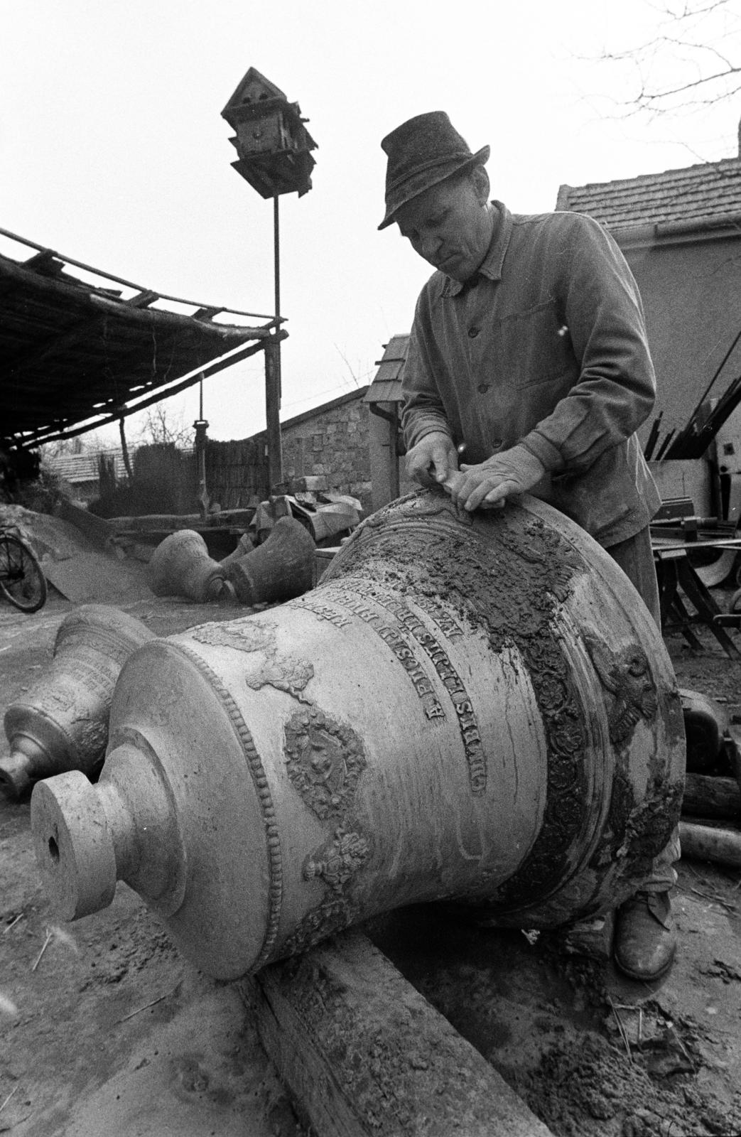 Hungary, Gombos Lajos harangöntő mester műhelye., 1974, Szebeni András, extinct crafts, bell, Fortepan #304125