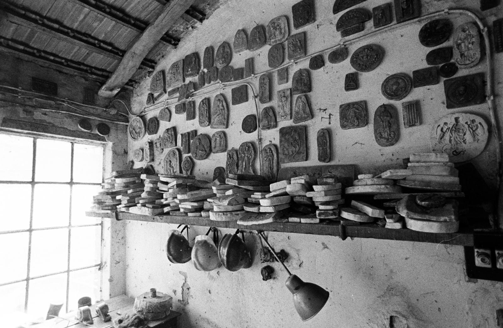 Hungary, Gombos Lajos harangöntő mester műhelye., 1974, Szebeni András, workshop, protective helmet, pattern, bell-maker, Fortepan #304126