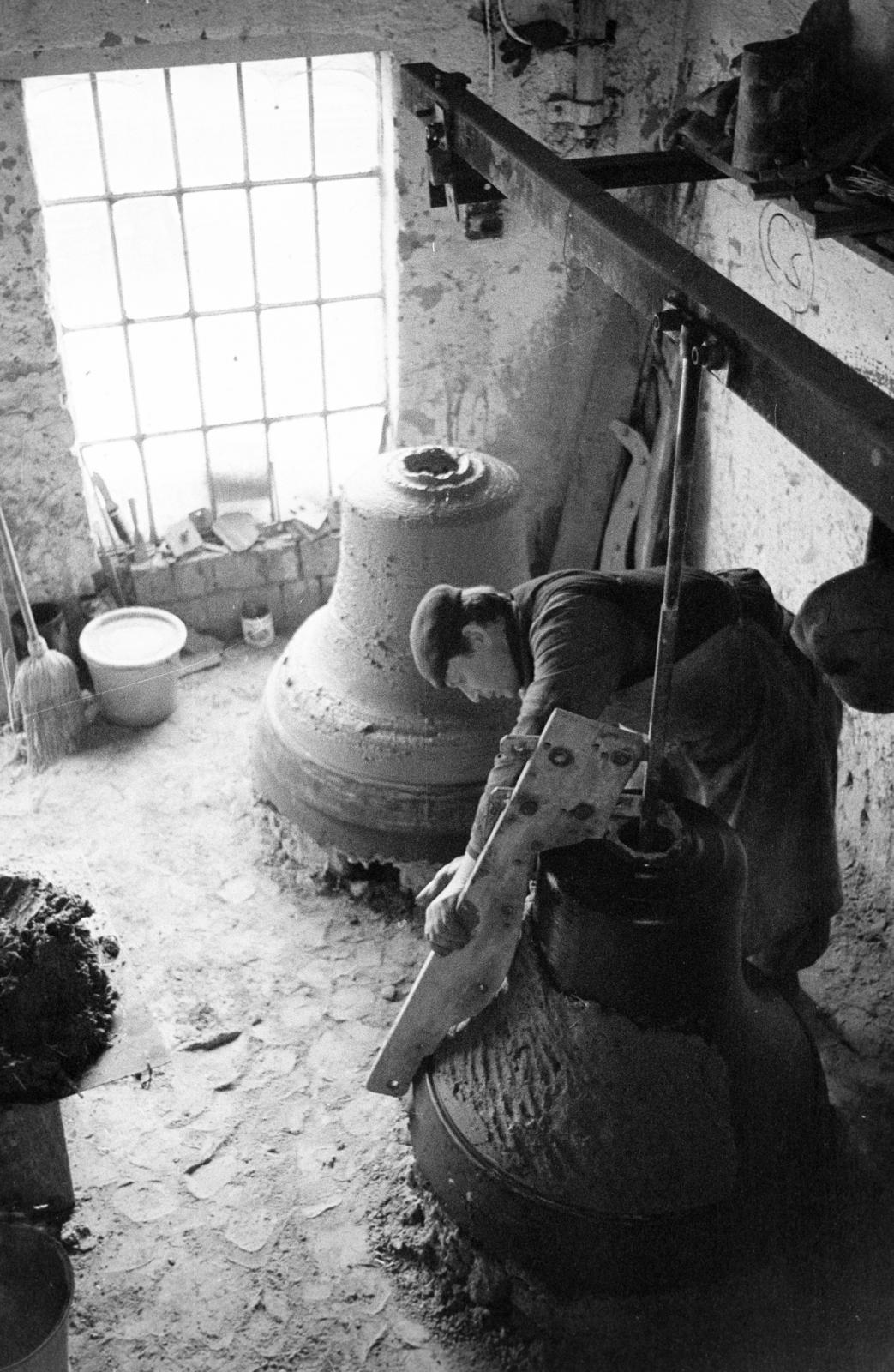 Hungary, Gombos Lajos harangöntő mester műhelye., 1974, Szebeni András, bell-maker, Fortepan #304127