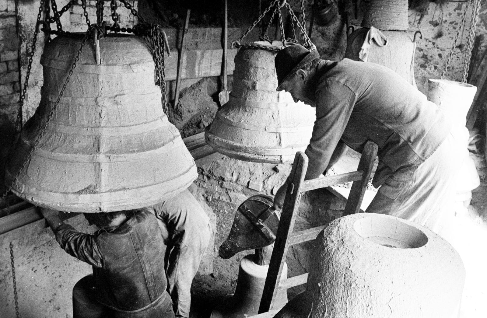 Magyarország, Őrbottyán, Gombos Lajos harangöntő mester műhelye., 1974, Szebeni András, kihalt mesterség, Fortepan #304132