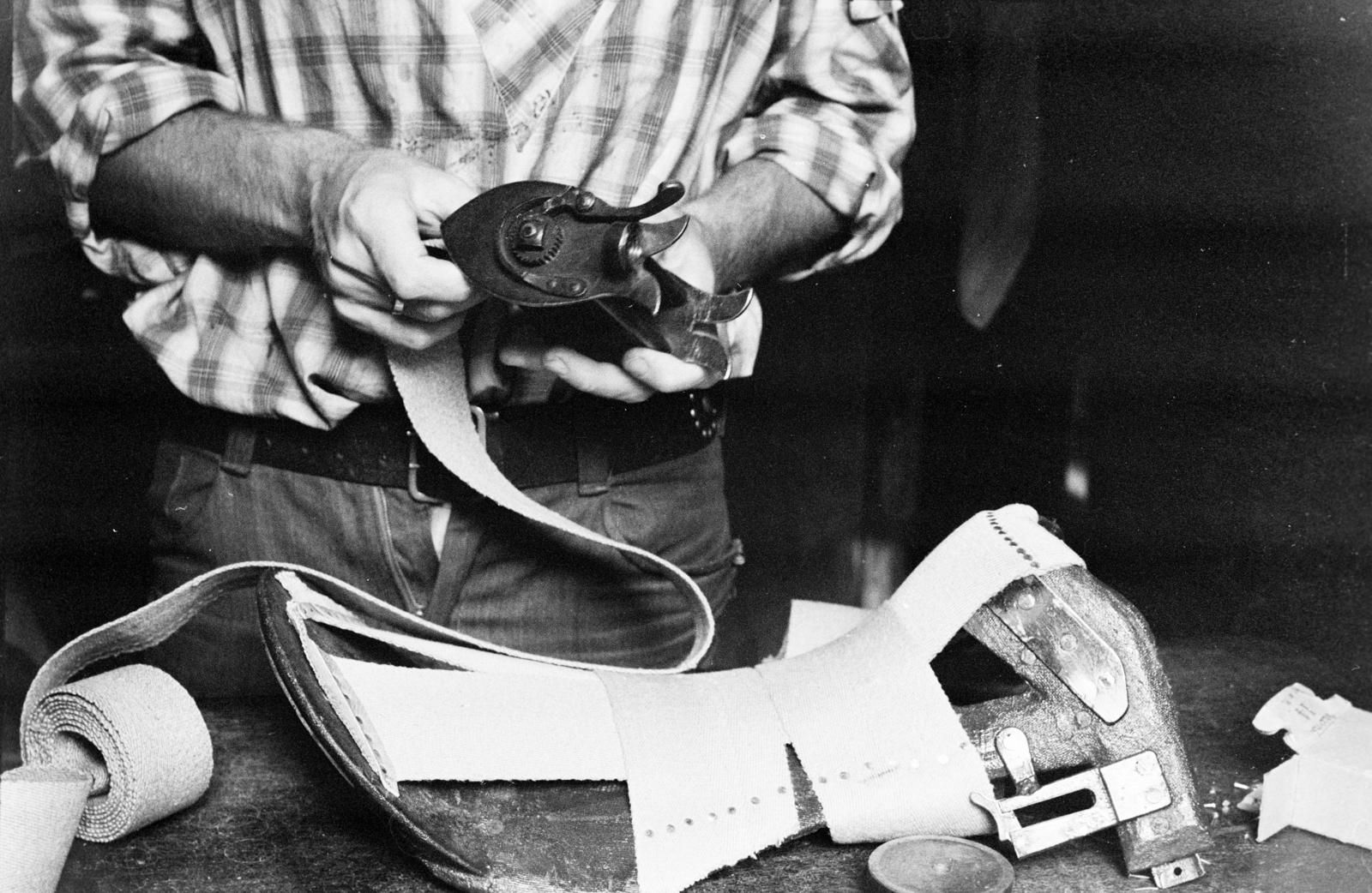 Magyarország, Budapest IV., Templom utca, Pánczél Miklós szíjgyártó és nyeregkészítő műhelye., 1975, Szebeni András, Budapest, szíjgyártó, szerszám, Fortepan #304135