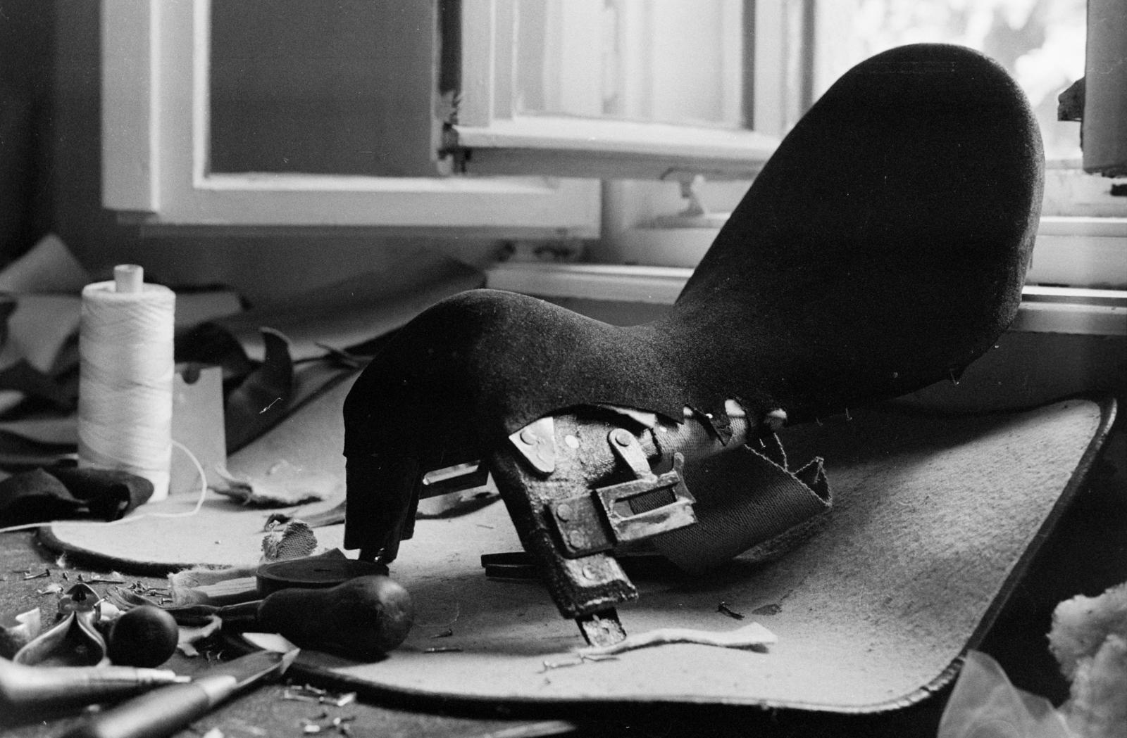 Hungary, Budapest IV., Templom utca, Pánczél Miklós szíjgyártó és nyeregkészítő műhelye., 1981, Szebeni András, Budapest, saddle, Fortepan #304138