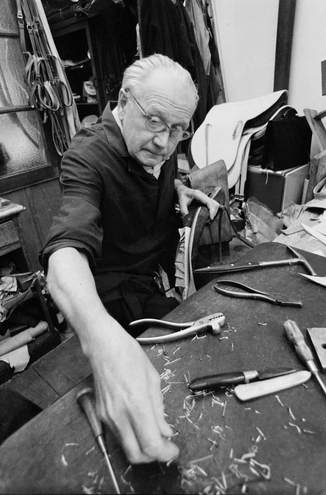 Hungary, Budapest IV., Templom utca, Pánczél Miklós szíjgyártó és nyeregkészítő munka közben., 1975, Szebeni András, Budapest, tool, tradie, Fortepan #304139