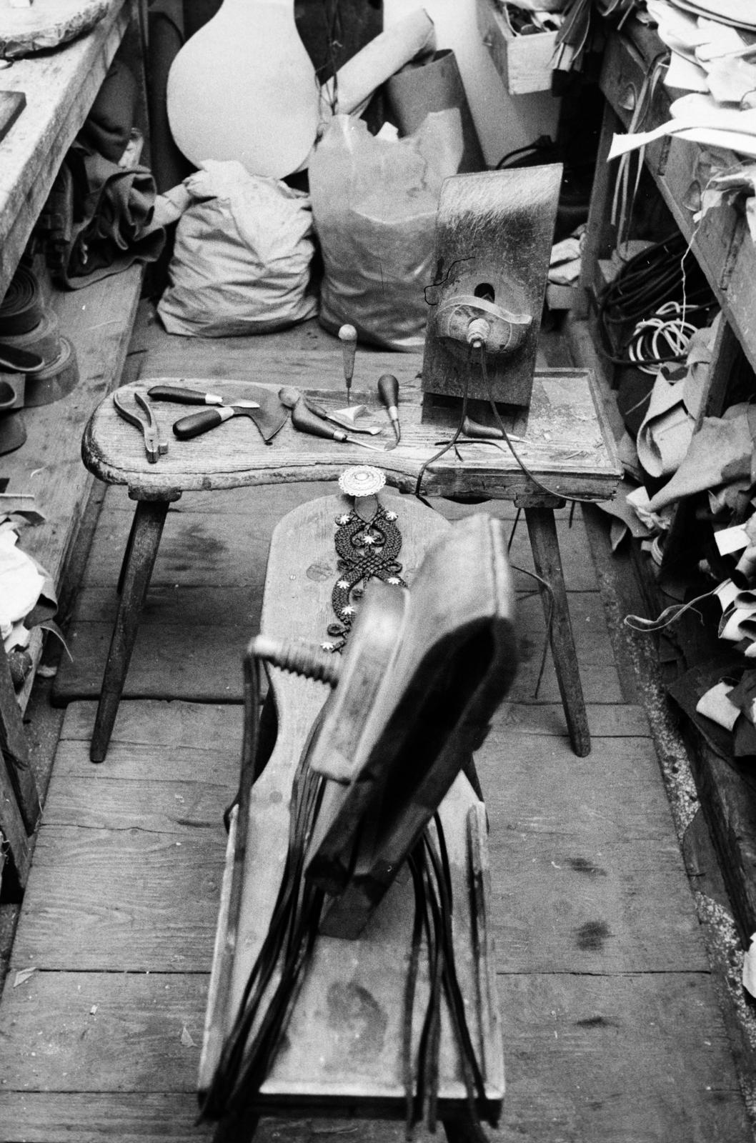 Magyarország, Budapest IV., Templom utca, Pánczél Miklós szíjgyártó és nyeregkészítő műhelye., 1981, Szebeni András, Budapest, Fortepan #304140