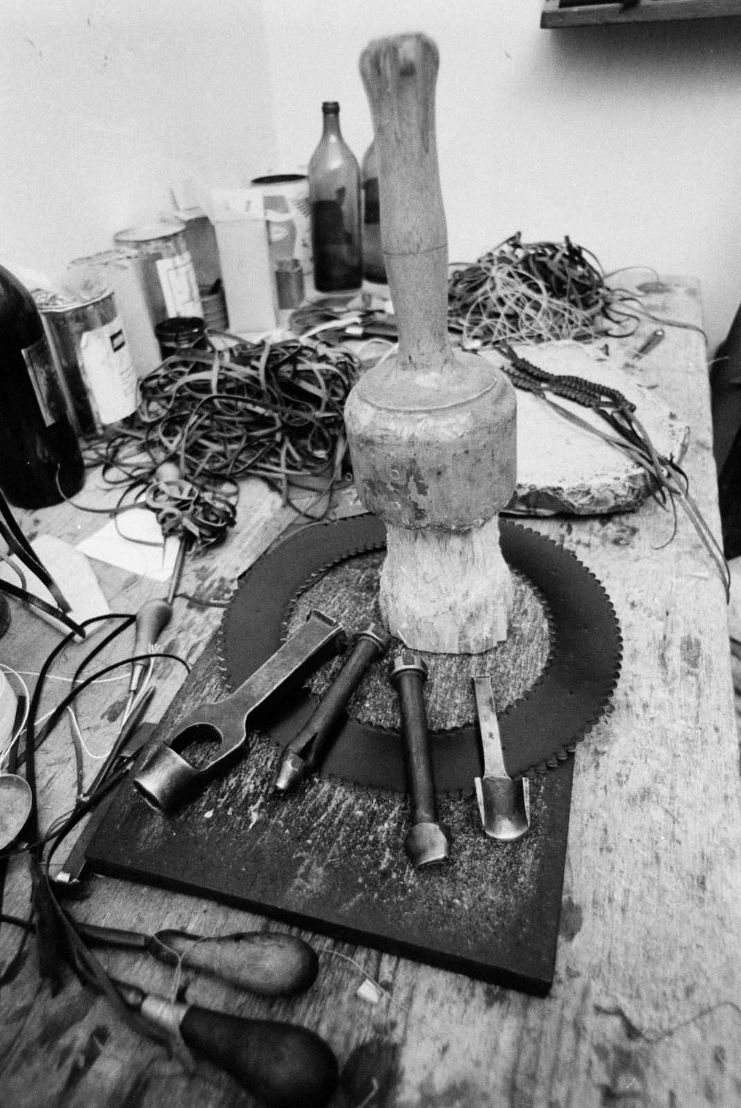 Magyarország, Budapest IV., Templom utca, Pánczél Miklós szíjgyártó és nyeregkészítő műhelye., 1975, Szebeni András, Budapest, szerszám, Fortepan #304141