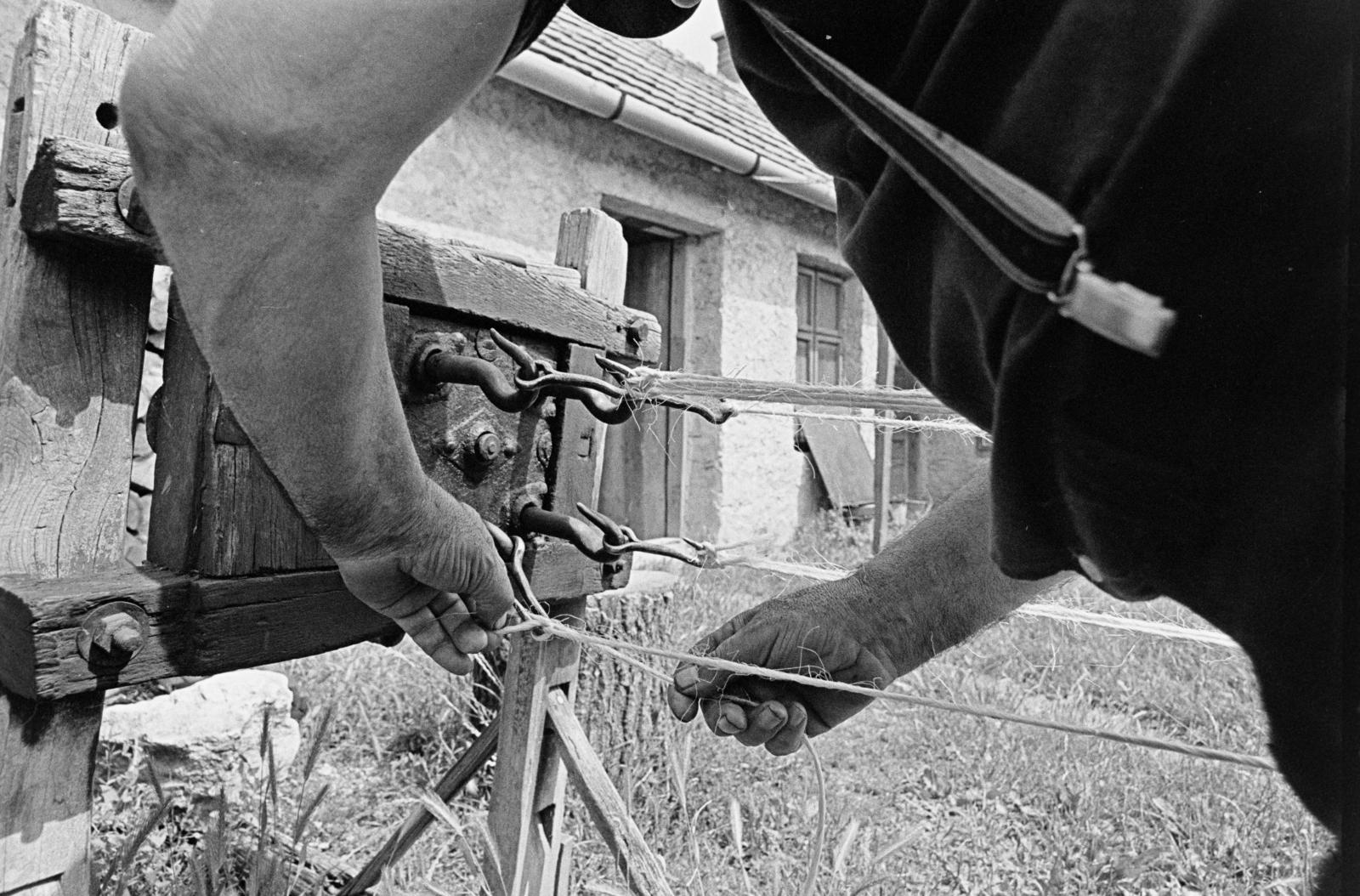 Magyarország, Tapolca, kötélgyártó / kötélverő., 1975, Szebeni András, kötélgyártó, szerszám, Fortepan #304145