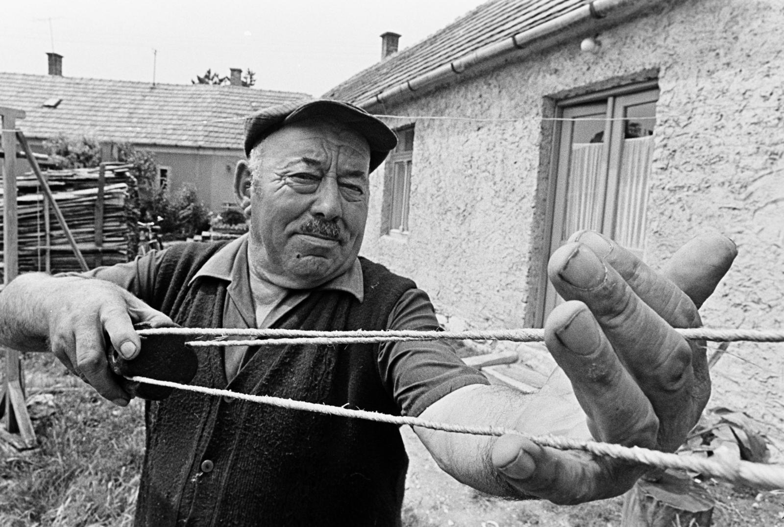 Magyarország, Tapolca, kötélgyártó / kötélverő., 1975, Szebeni András, kötélgyártó, Fortepan #304151
