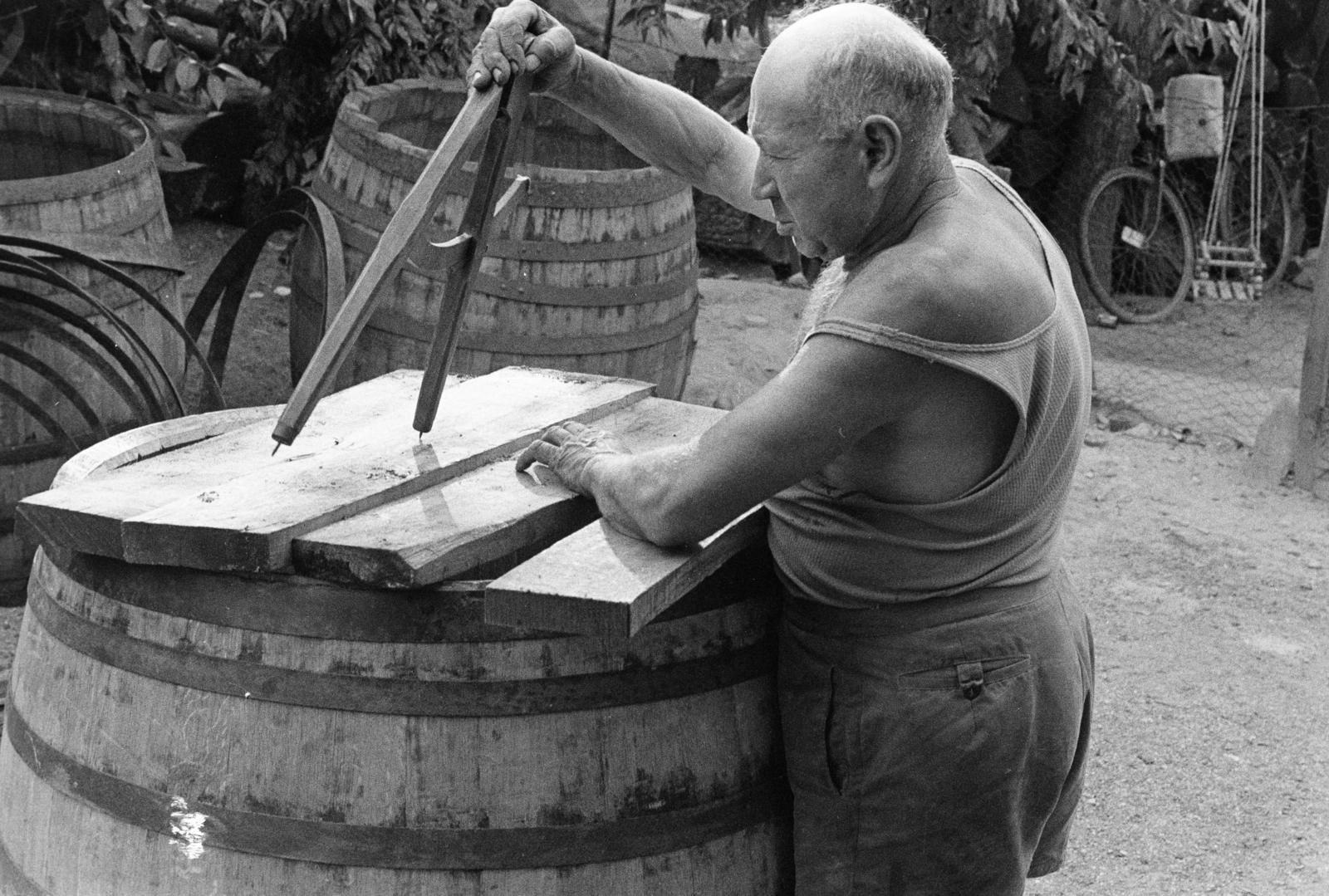 Magyarország, Káptalantóti, Dombai József kádármester., 1976, Szebeni András, kádárműhely, szerszám, Fortepan #304154