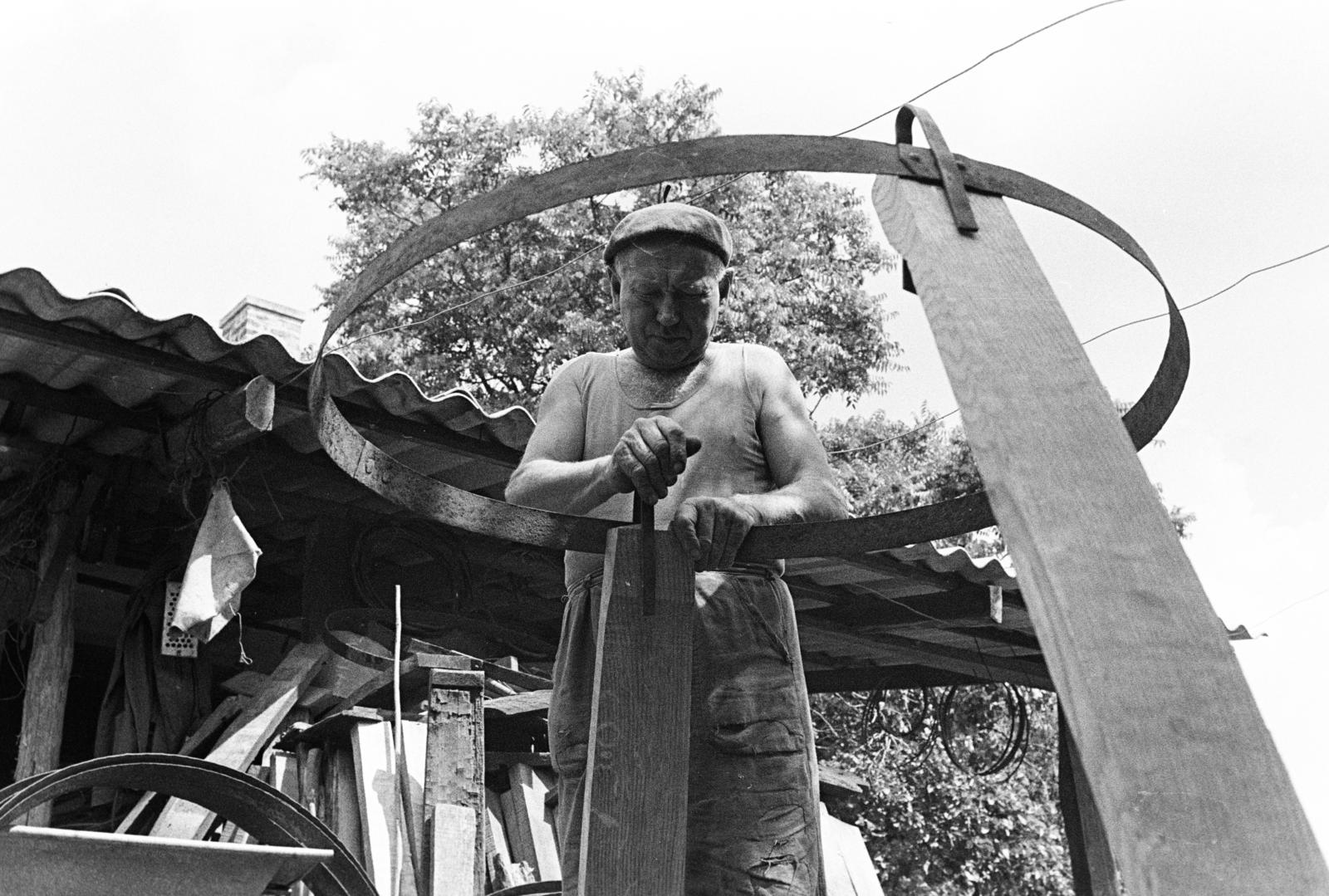 Hungary, Dombai József kádármester., 1976, Szebeni András, extinct crafts, cooper workshop, Fortepan #304163