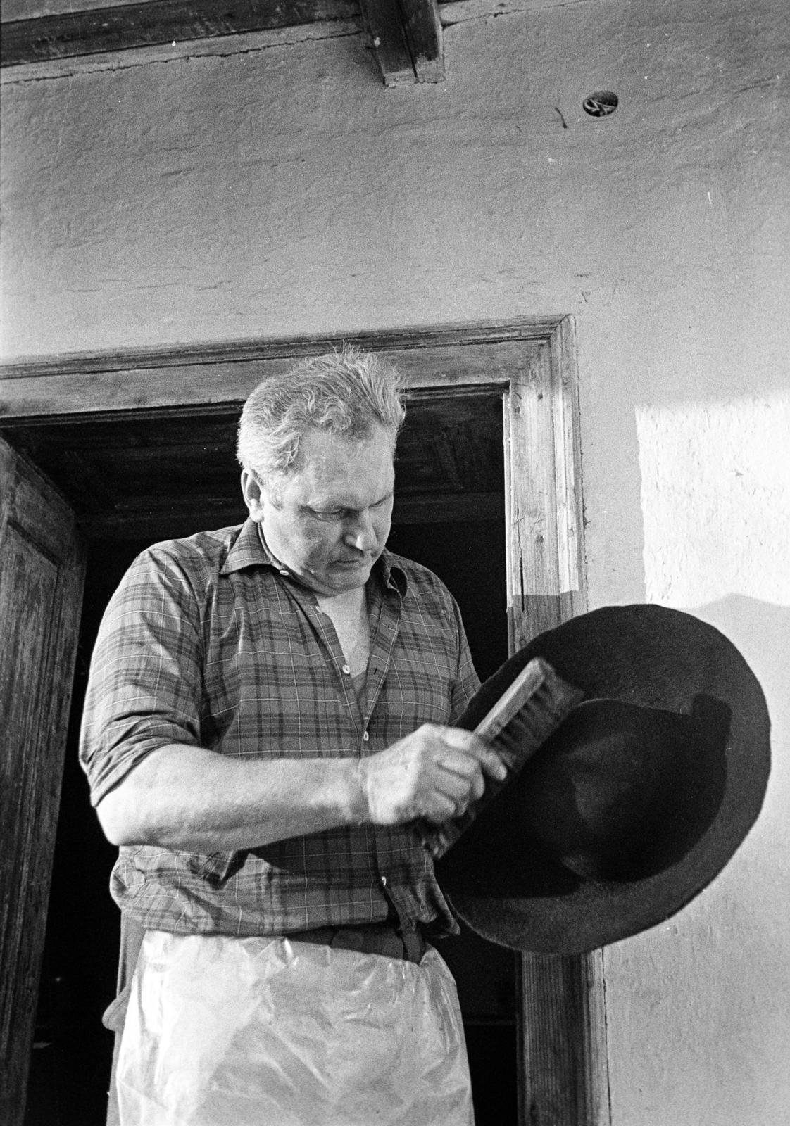 Magyarország, Balmazújváros, Mihalkó Zoltán kalaposmester., 1981, Szebeni András, kalapos, Fortepan #304167