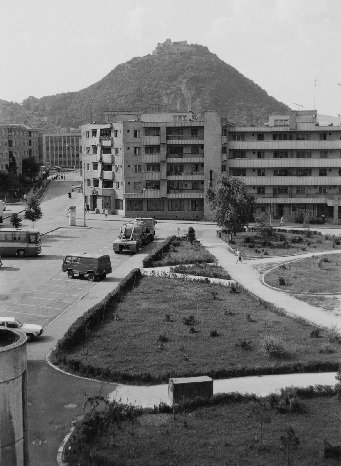 Románia,Erdély, Déva, Piaţa I.C. Brătianu., 1985, Németh Tamás, német gyártmány, teherautó, Mercedes-márka, Dacia-márka, román gyártmány, Fortepan #30417