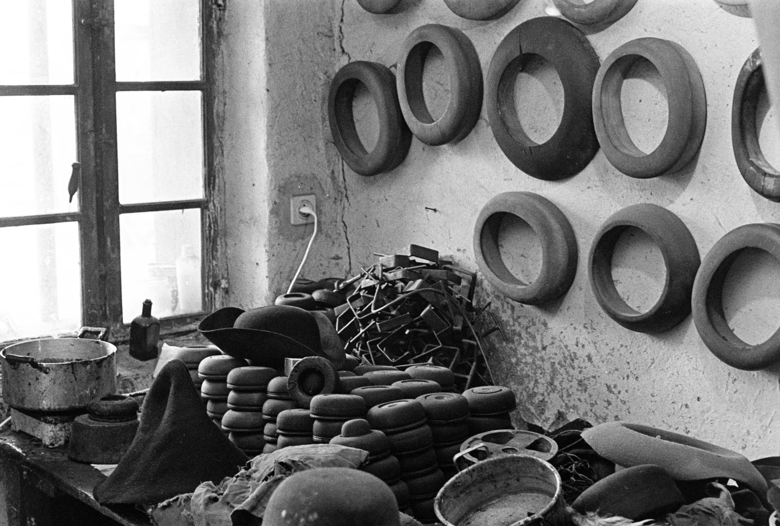 Magyarország, Balmazújváros, Mihalkó Zoltán kalaposmester műhelye., 1976, Szebeni András, kalapos, műhely, Fortepan #304170