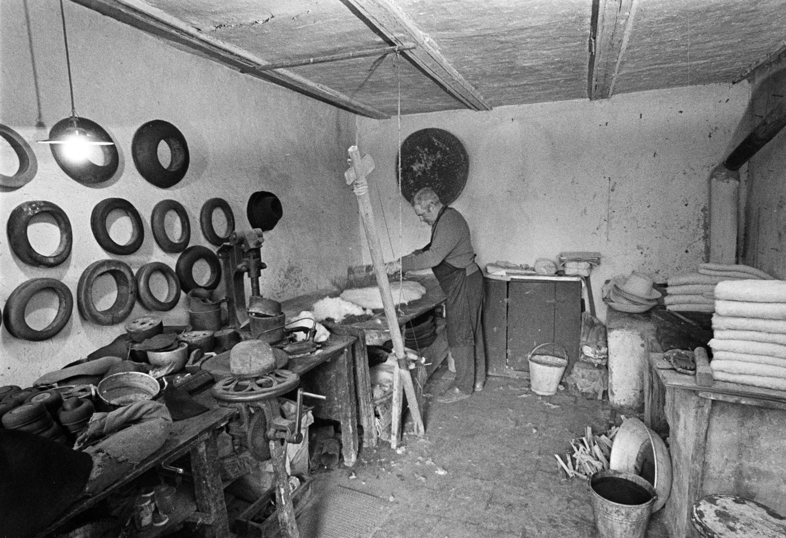 Magyarország, Balmazújváros, Mihalkó Zoltán kalaposmester műhelye., 1976, Szebeni András, kihalt mesterség, kalapos, műhely, kisiparos, Fortepan #304171
