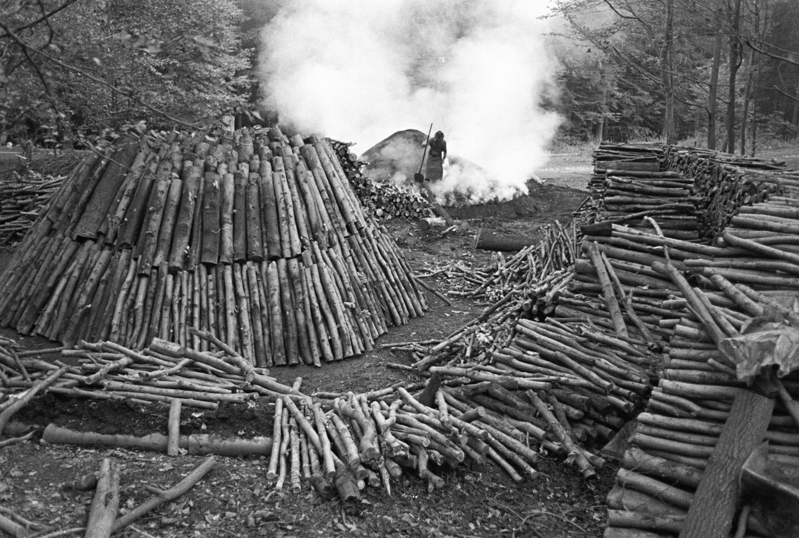Hungary, Répáshuta, szénégető / faszén készítő telep., 1976, Szebeni András, extinct crafts, coal burning, smoke, Fortepan #304176