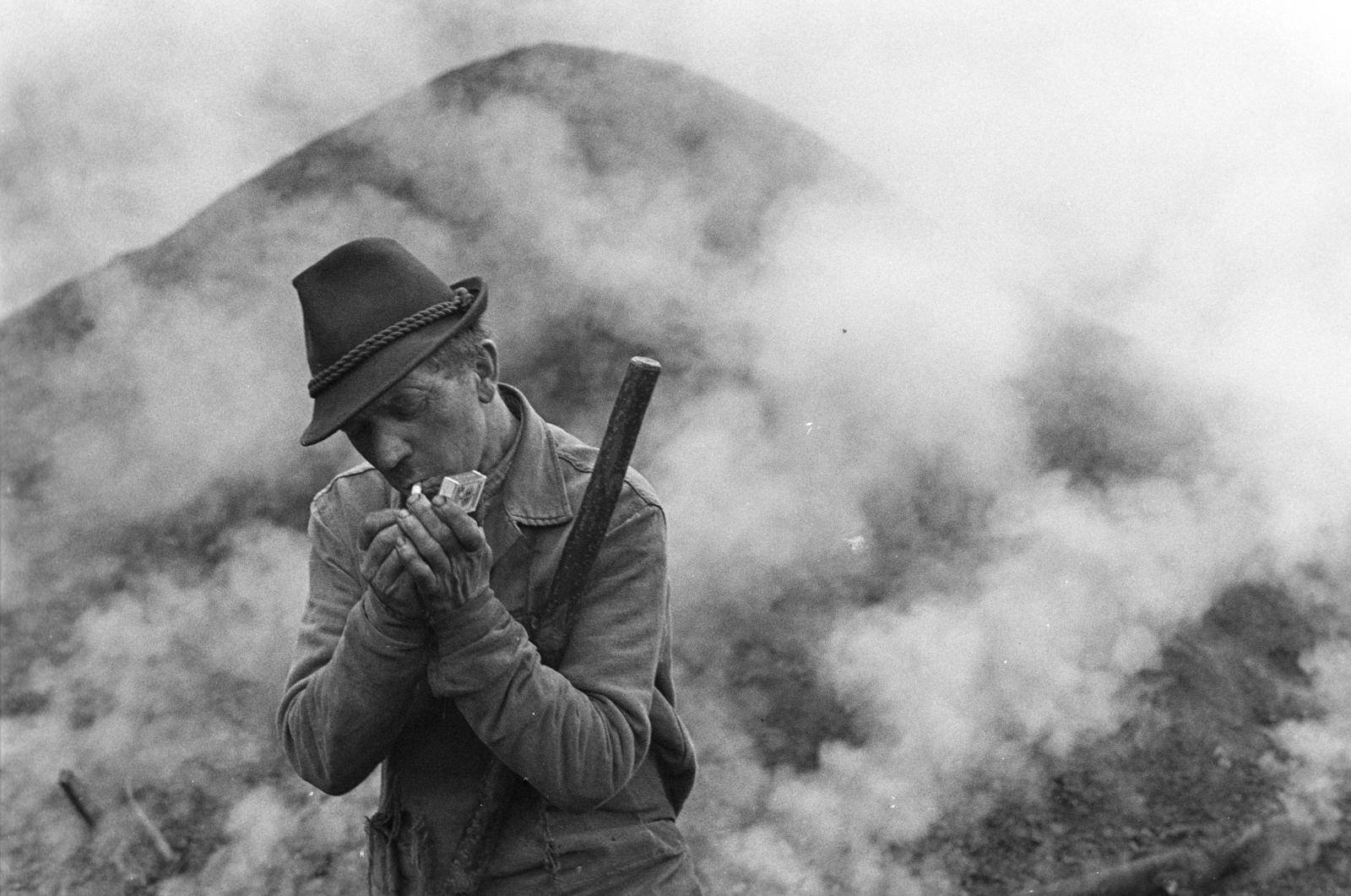 Magyarország, Répáshuta, szénégető / faszén készítő telep., 1976, Szebeni András, kalap, boksa, szénégetés, gyufa, cigaretta, rágyújt, füstfelhő, Fortepan #304178