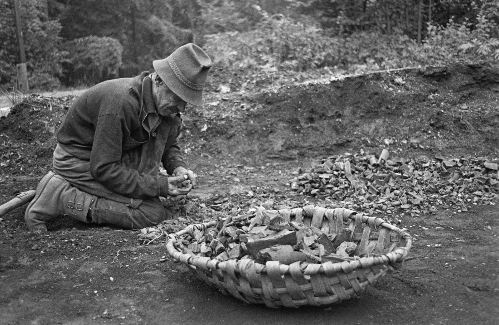 Magyarország, Répáshuta, szénégető / faszén készítő telep., 1976, Szebeni András, térdepel, kosár, szénégetés, Fortepan #304180
