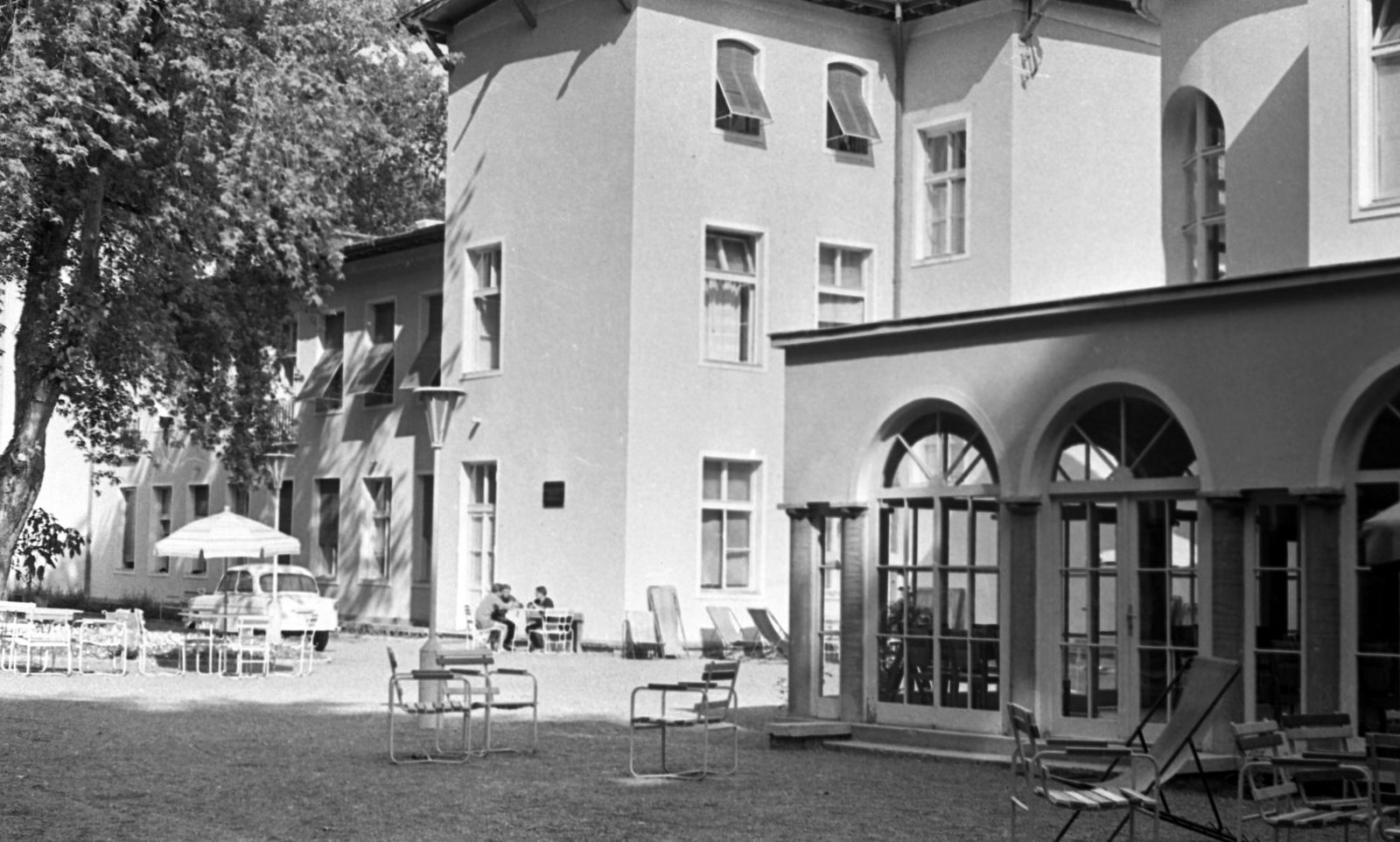 Magyarország,Balaton, Siófok, Petőfi sétány 1., a Bányász-üdülő épületei (korábban Sió és Hullám szállodák)., 1964, Beszeda László Zoltán, Fortepan #304189