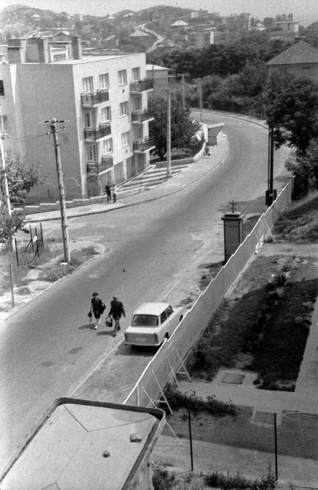 Magyarország, Budapest XII., Tornalja utca, kilátás a 10-es számú házból. Balra a Kempelen Farkas utca torkolata, távolban a Sas-hegy látszik., 1974, Beszeda László Zoltán, Budapest, Fortepan #304192