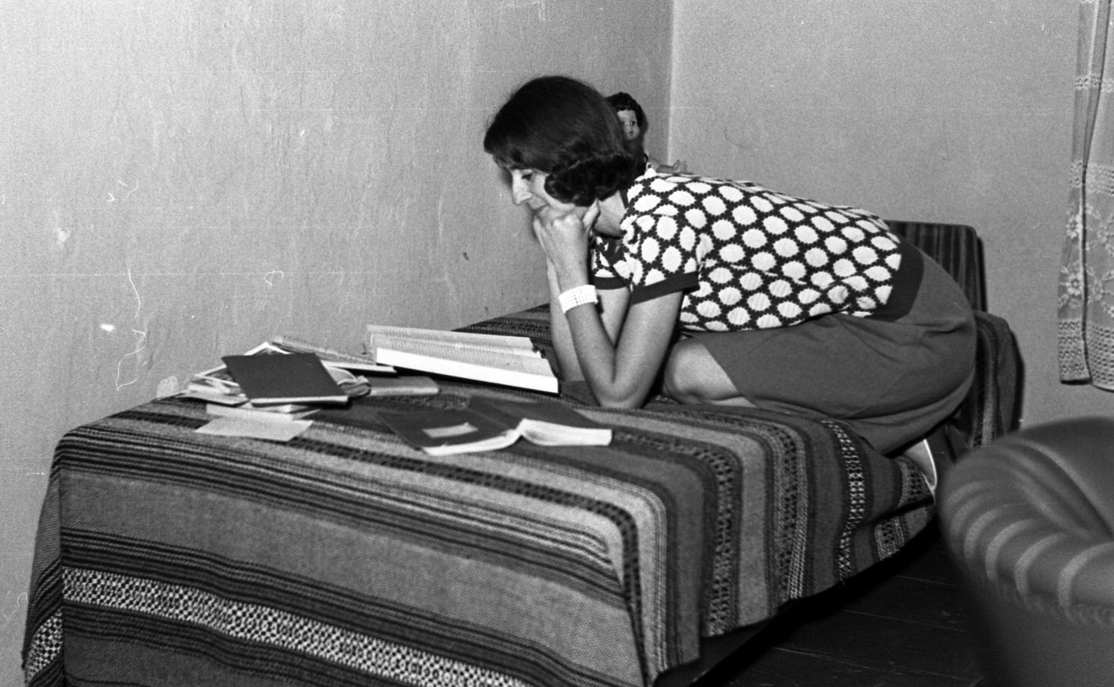 1969, Beszeda László Zoltán, prop up the head, learning, Fortepan #304203