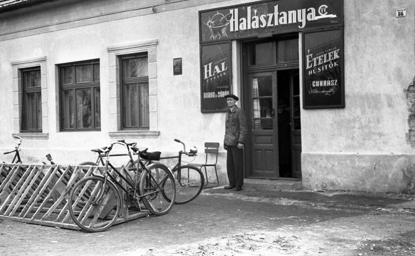 Magyarország, Vecsés, Fő út (Vöröshadsereg útja) 86. / 4-es főút, a Ceglédi Vendéglátóipari Vállalat 55. sz. Halásztanya vendéglátóipari üzeme., 1966, Beszeda László Zoltán, üzletportál, tipográfia, kerékpár tároló, Fortepan #304210