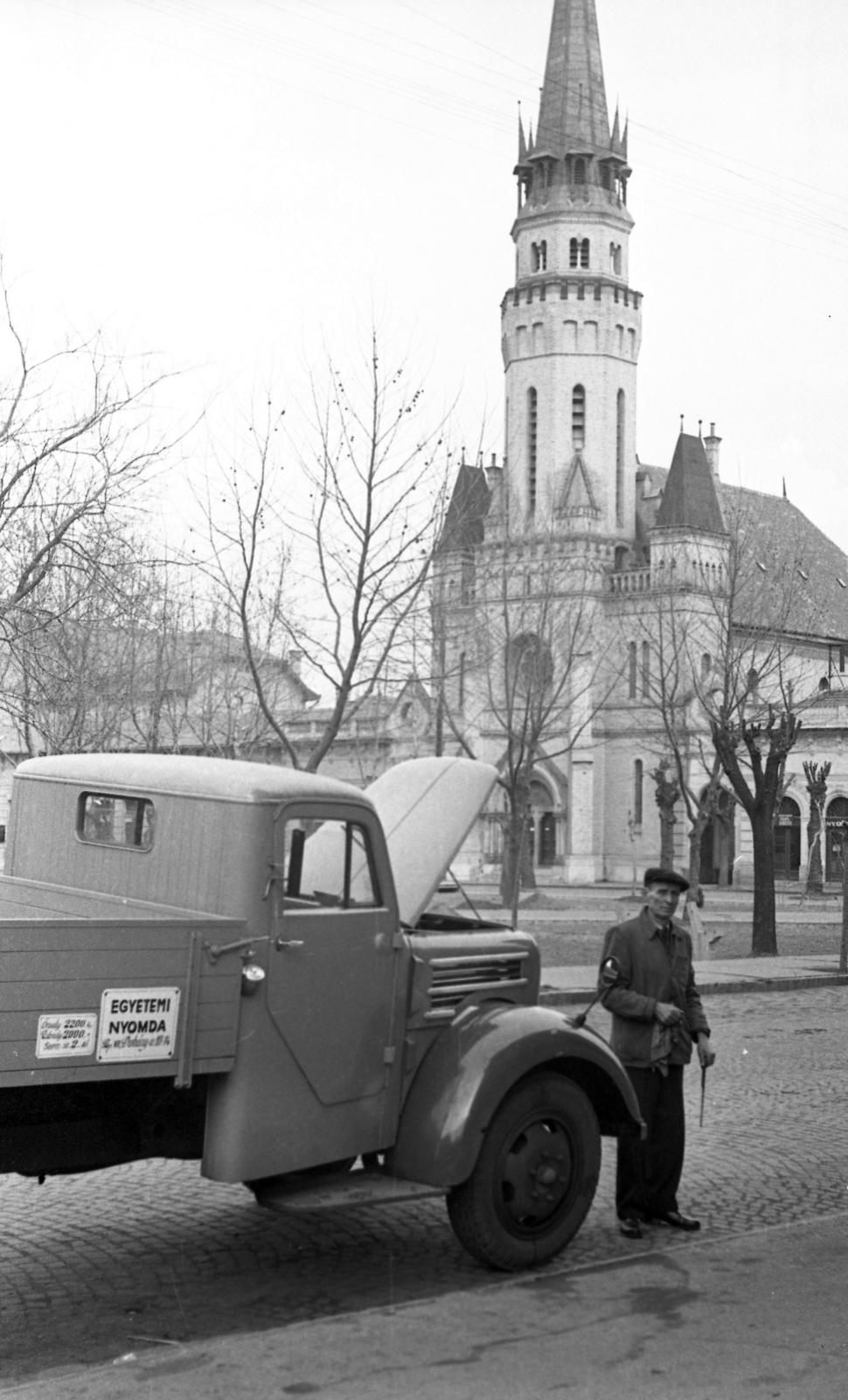 Magyarország, Cegléd, Szabadság tér, háttérben az evangélikus templom., 1966, Beszeda László Zoltán, teherautó, Robur Garant, templom, Fortepan #304211