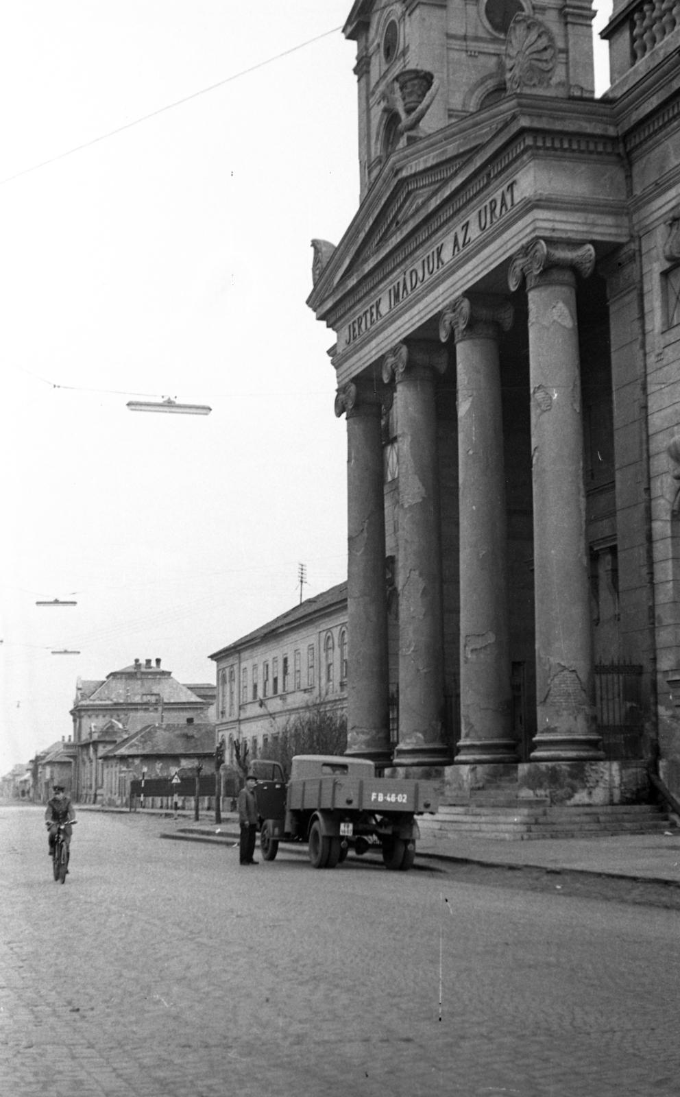 Hungary, Cegléd, Szabadság tér, jobbra a református templom., 1966, Beszeda László Zoltán, pillar, Fortepan #304212
