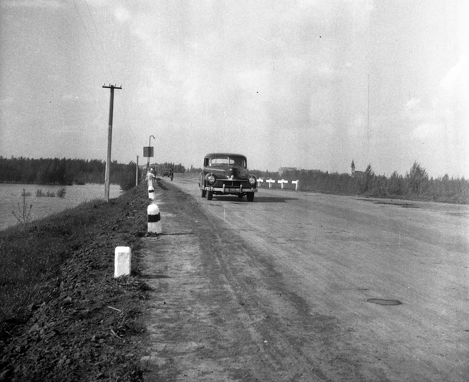 Magyarország, Szolnok, szemben a Tisza-híd, jobbra a távolban a Magyarok Nagyasszonya-templom (ismertebb nevén Vártemplom)., 1957, Beszeda László Zoltán, Fortepan #304216
