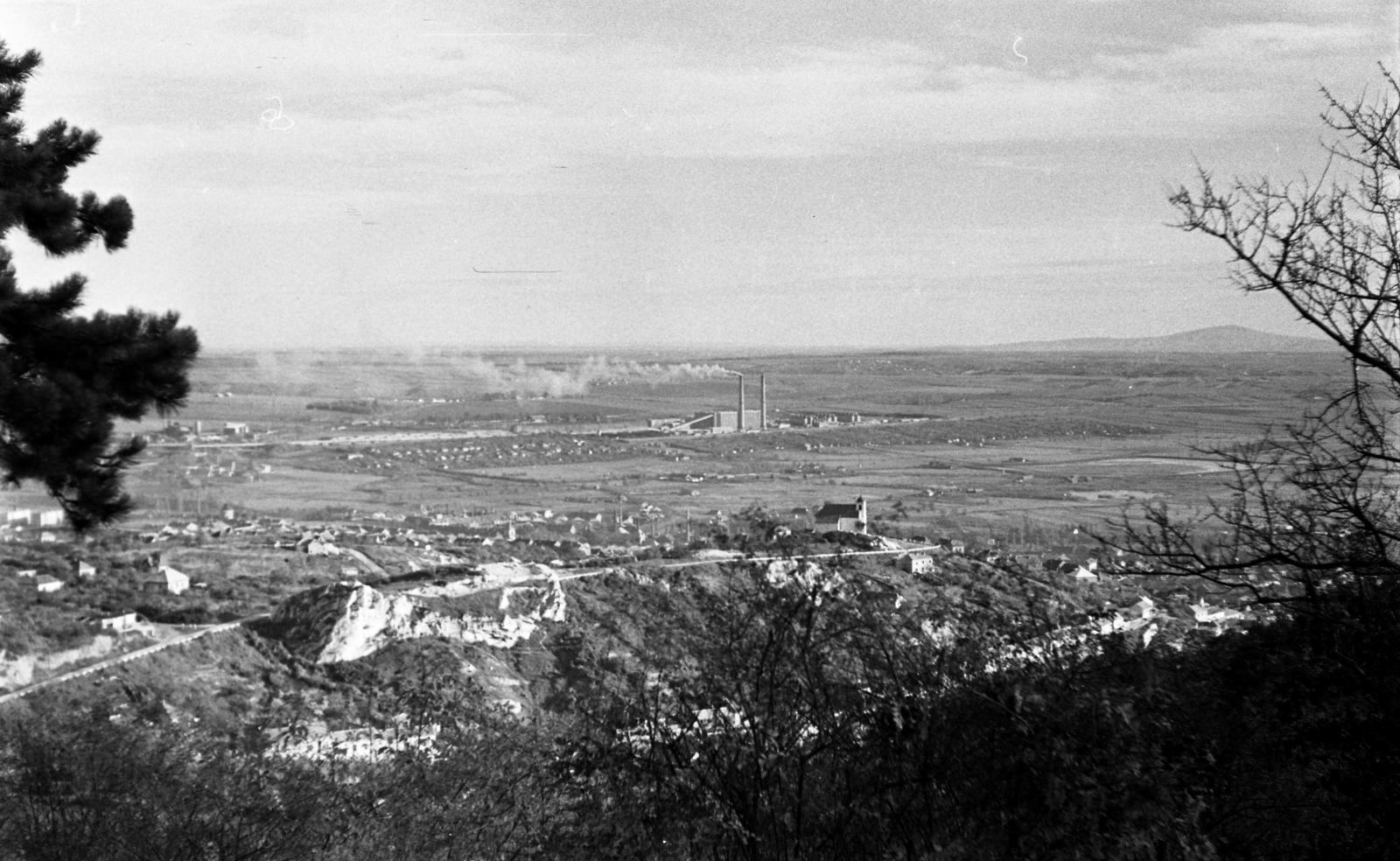 Magyarország, Mecsek, Pécs, kilátás a Tettyéről a Havihegyi kápolna és a Pécsi Hőerőmű felé., 1963, Beszeda László Zoltán, Fortepan #304234