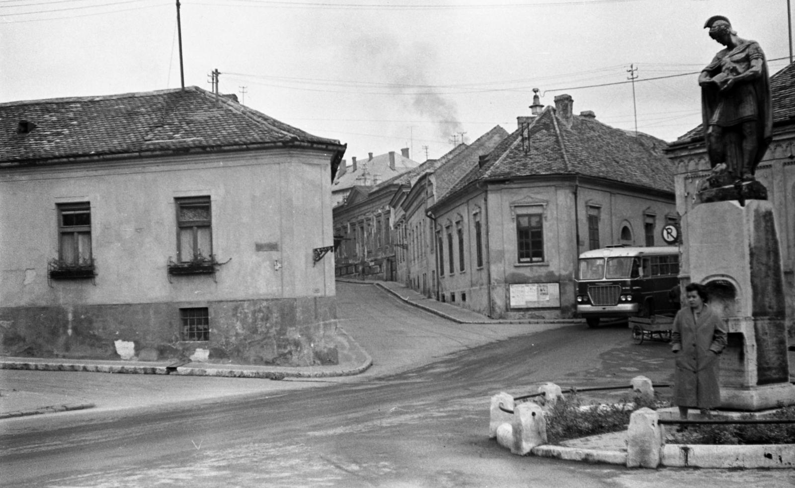 Magyarország, Pécs, Flórián tér, Szent Flórián szobra. Balra a Kis Flórián utca, szemben a Nagy Flórián utca, jobbra a Bástya utca., 1963, Beszeda László Zoltán, Fortepan #304235