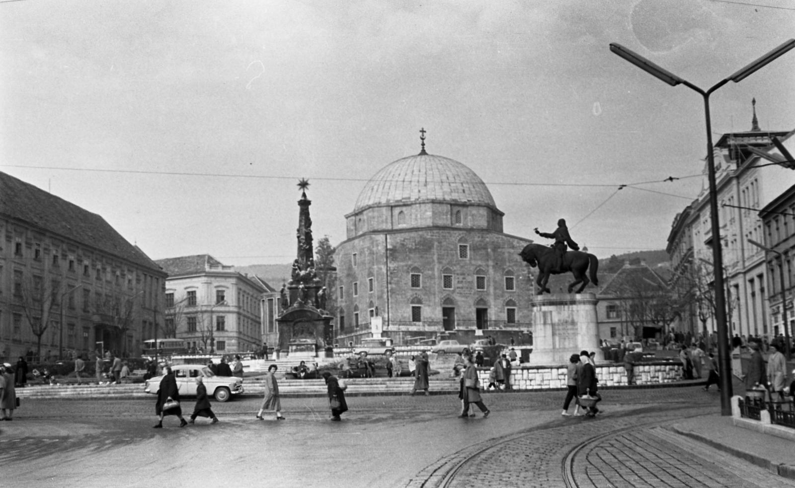 Hungary, Pécs, Széchenyi tér, a Dzsámi előtt a Szentháromság-szobor és Hunyadi János szobra., 1963, Beszeda László Zoltán, Fortepan #304236