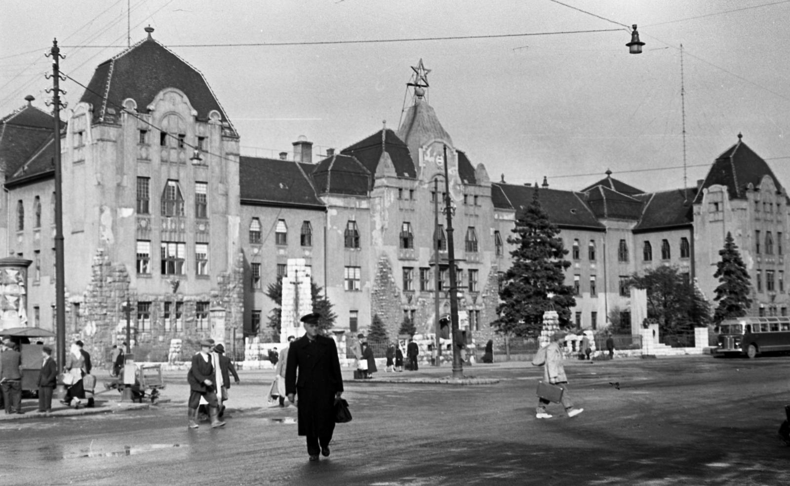 Magyarország, Pécs, Indóház (Lenin) tér a vasútállomás előtt, balra a Szabadság utca torkolata. A MÁV igazgatóság épülete előtt a Vasutas hősök emlékműve (1938)., 1963, Beszeda László Zoltán, MÁV, Fortepan #304237