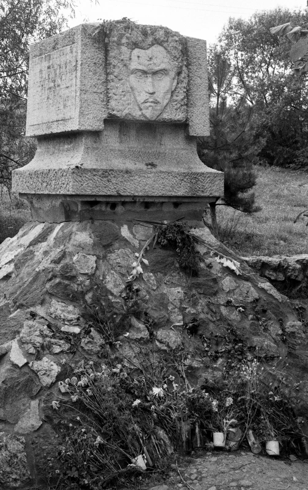 Romania,Transylvania, a Héjjasfalva és Fehéregyháza közötti Ispán-kútnál lévő Petőfi-emlékmű., 1975, Beszeda László Zoltán, Fortepan #304247