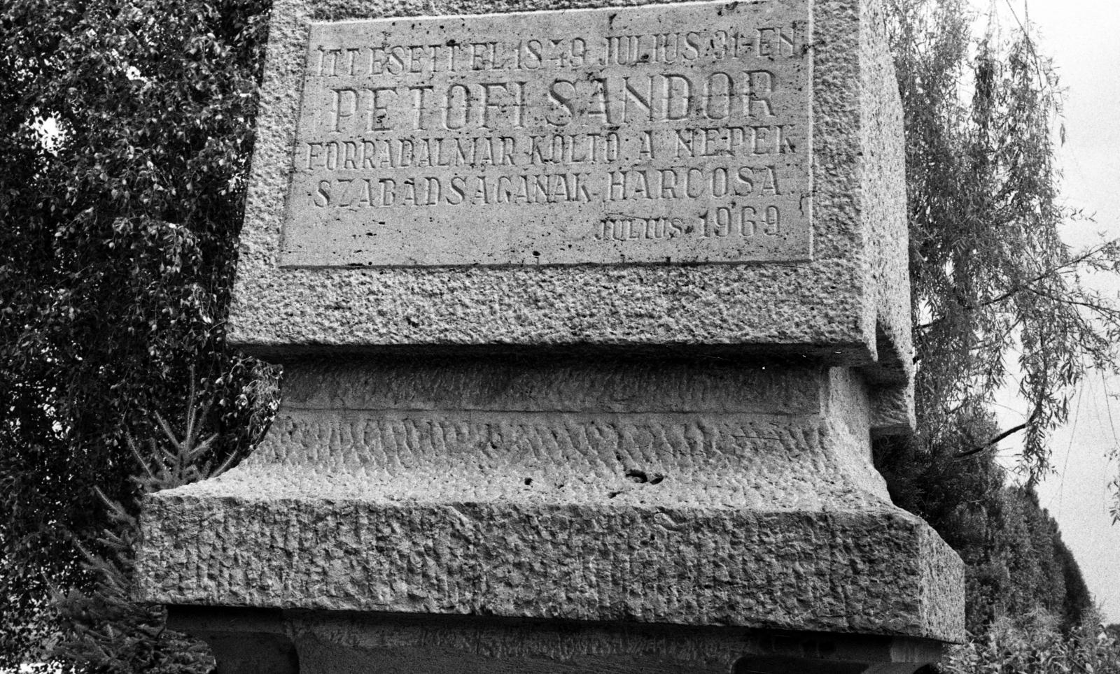 Romania,Transylvania, a Héjjasfalva és Fehéregyháza közötti Ispán-kútnál lévő Petőfi-emlékmű., 1975, Beszeda László Zoltán, memorial plaque, memorial, Petőfi-portrayal, Fortepan #304248