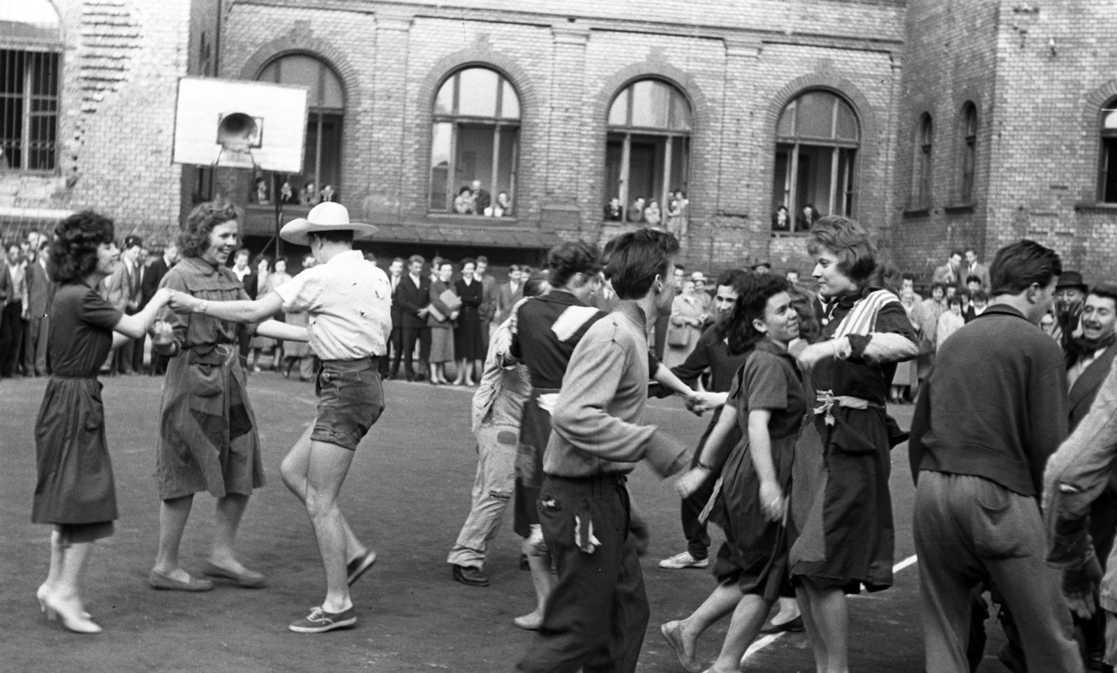 Magyarország, Budapest VIII., Tavaszmező utca 17., a felvétel a Kandó Kálmán Híradásipari és Műszeripari Technikum (később Óbudai Egyetem Kandó Kálmán Villamosmérnöki Kar) udvarán készült., 1961, Beszeda László Zoltán, Budapest, Fortepan #304254