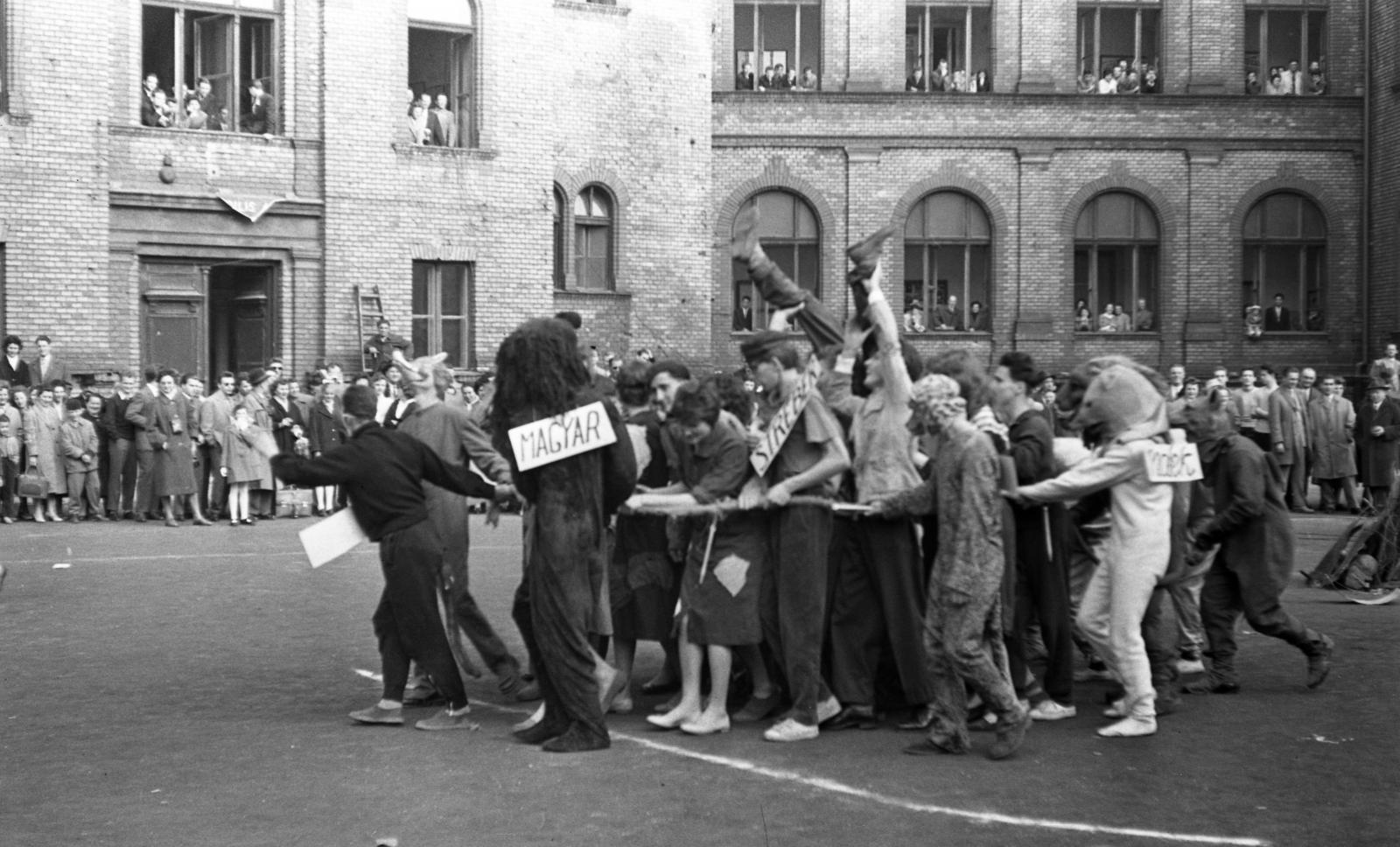 Magyarország, Budapest VIII., Tavaszmező utca 17., a felvétel a Kandó Kálmán Híradásipari és Műszeripari Technikum (később Óbudai Egyetem Kandó Kálmán Villamosmérnöki Kar) udvarán készült., 1961, Beszeda László Zoltán, Budapest, Fortepan #304257