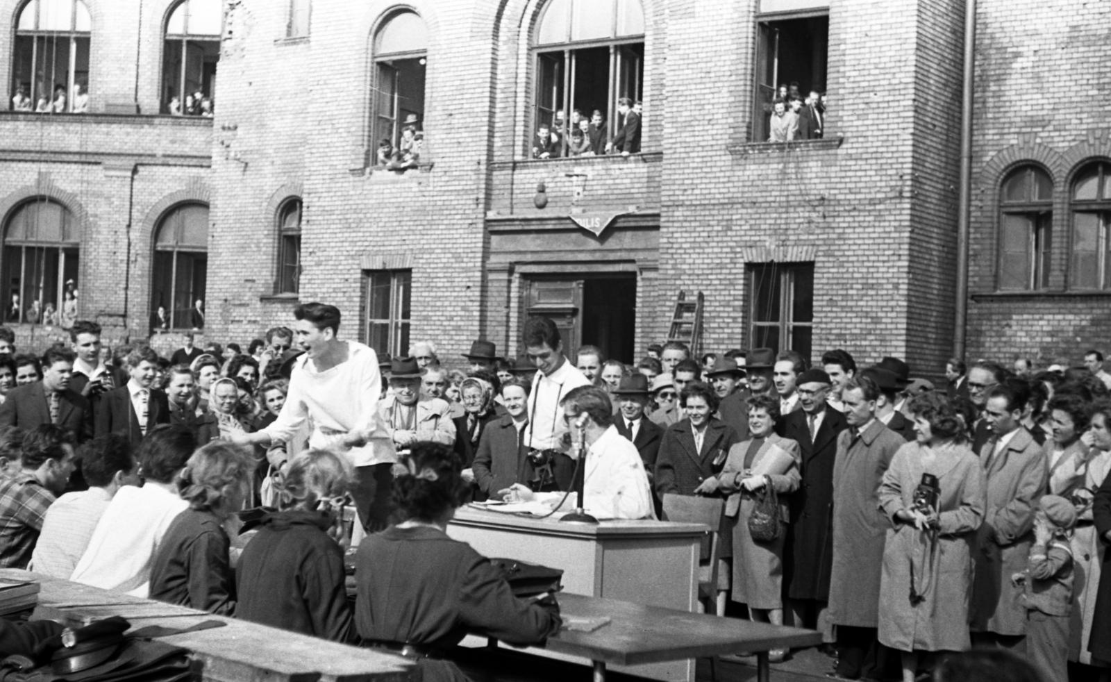Hungary, Budapest VIII., Tavaszmező utca 17., a felvétel a Kandó Kálmán Híradásipari és Műszeripari Technikum (később Óbudai Egyetem Kandó Kálmán Villamosmérnöki Kar) udvarán készült., 1961, Beszeda László Zoltán, Budapest, Fortepan #304258