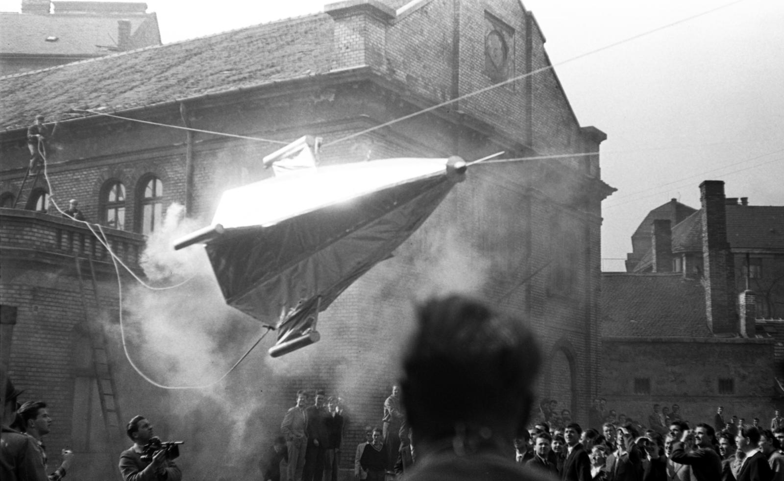 Hungary, Budapest VIII., Tavaszmező utca 17., a felvétel a Kandó Kálmán Híradásipari és Műszeripari Technikum (később Óbudai Egyetem Kandó Kálmán Villamosmérnöki Kar) udvarán készült., 1961, Beszeda László Zoltán, Budapest, Fortepan #304259