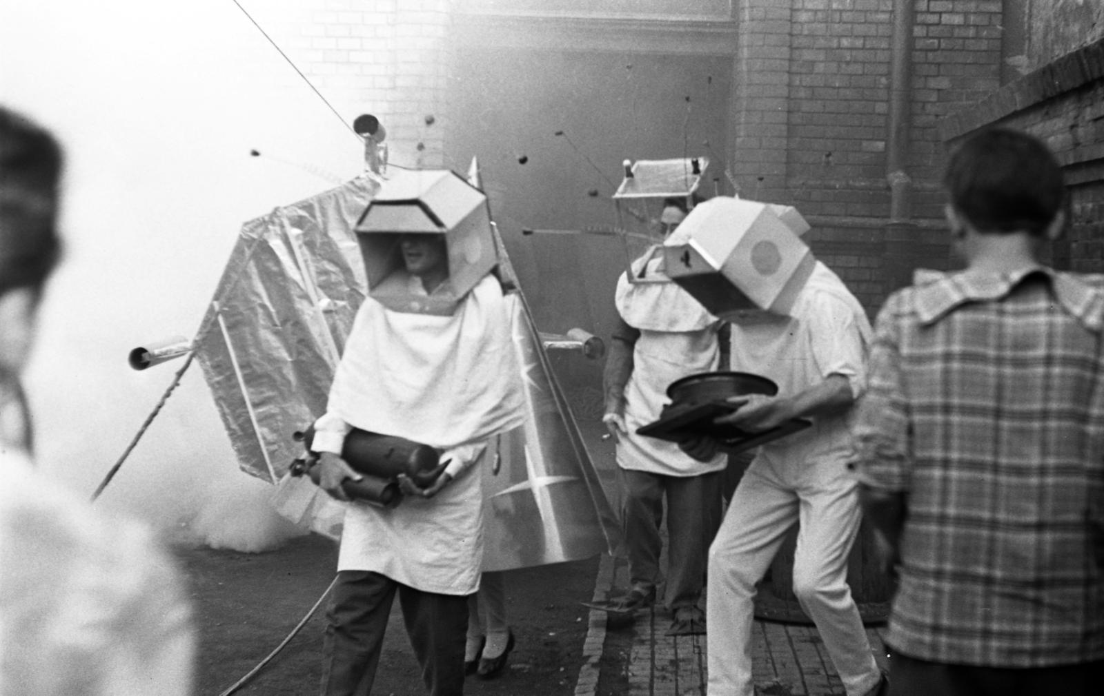 Magyarország, Budapest VIII., Tavaszmező utca 17., a felvétel a Kandó Kálmán Híradásipari és Műszeripari Technikum (később Óbudai Egyetem Kandó Kálmán Villamosmérnöki Kar) udvarán készült., 1961, Beszeda László Zoltán, Budapest, Fortepan #304260