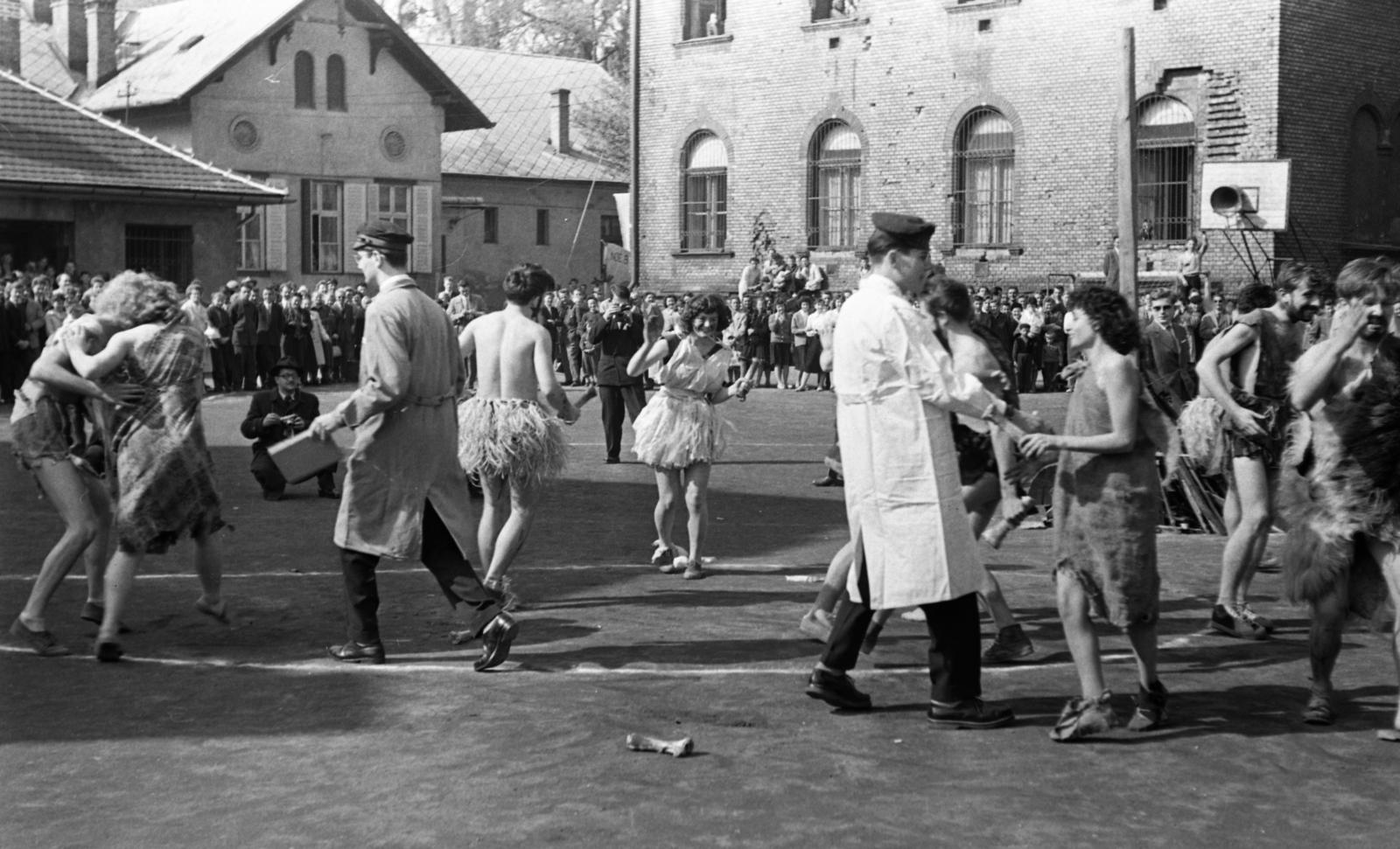 Magyarország, Budapest VIII., Tavaszmező utca 17., a felvétel a Kandó Kálmán Híradásipari és Műszeripari Technikum (később Óbudai Egyetem Kandó Kálmán Villamosmérnöki Kar) udvarán készült., 1961, Beszeda László Zoltán, Budapest, Fortepan #304263