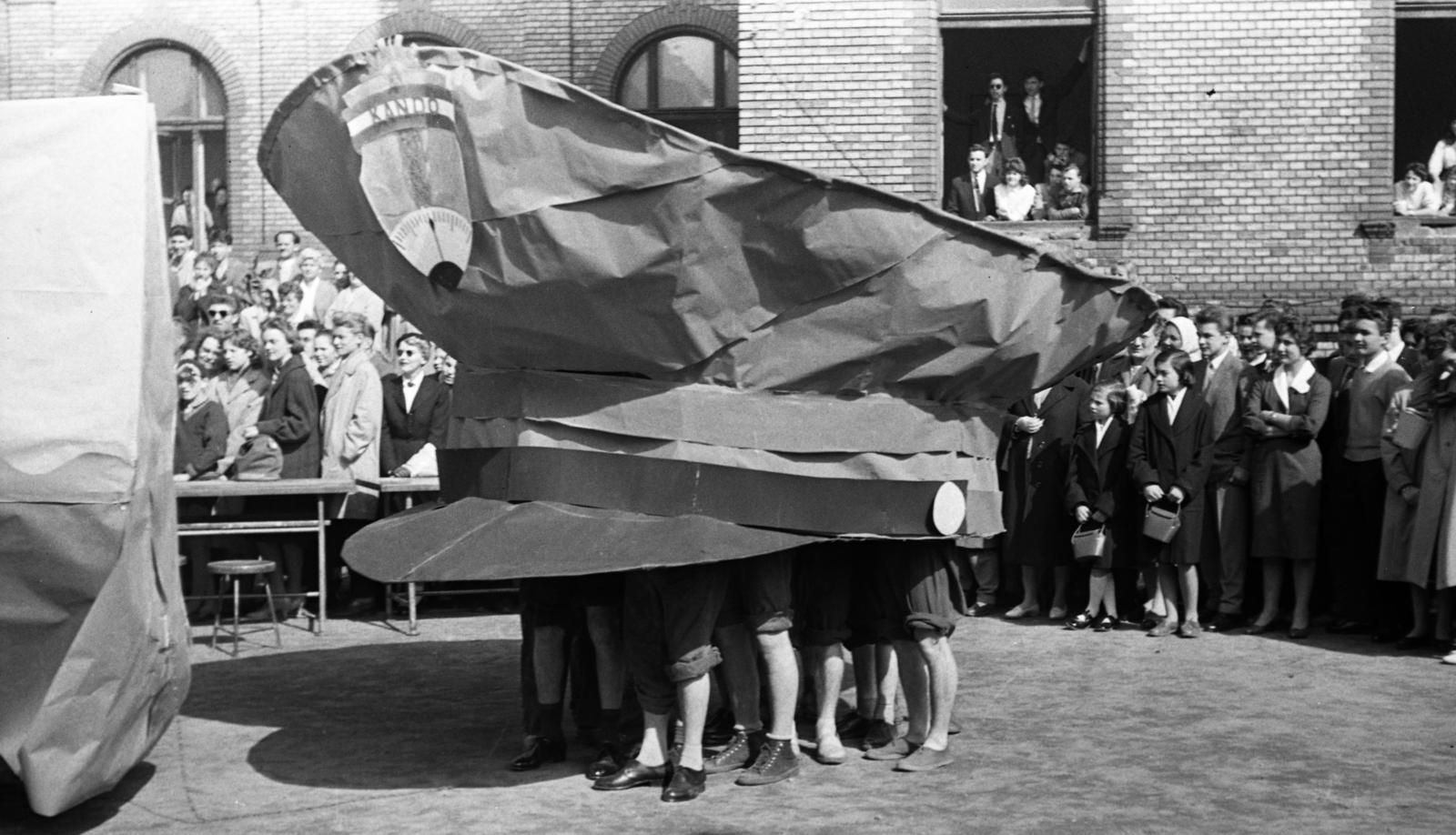 Hungary, Budapest VIII., Tavaszmező utca 17., a felvétel a Kandó Kálmán Híradásipari és Műszeripari Technikum (később Óbudai Egyetem Kandó Kálmán Villamosmérnöki Kar) udvarán készült., 1961, Beszeda László Zoltán, Budapest, Fortepan #304265