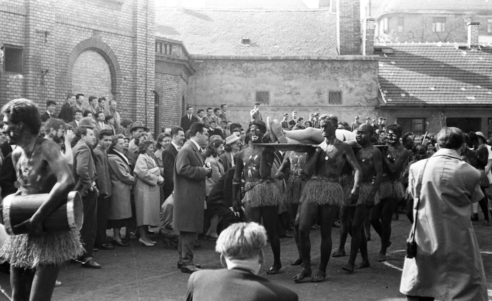 Hungary, Budapest VIII., Tavaszmező utca 17., a felvétel a Kandó Kálmán Híradásipari és Műszeripari Technikum (később Óbudai Egyetem Kandó Kálmán Villamosmérnöki Kar) udvarán készült., 1961, Beszeda László Zoltán, Budapest, Fortepan #304267