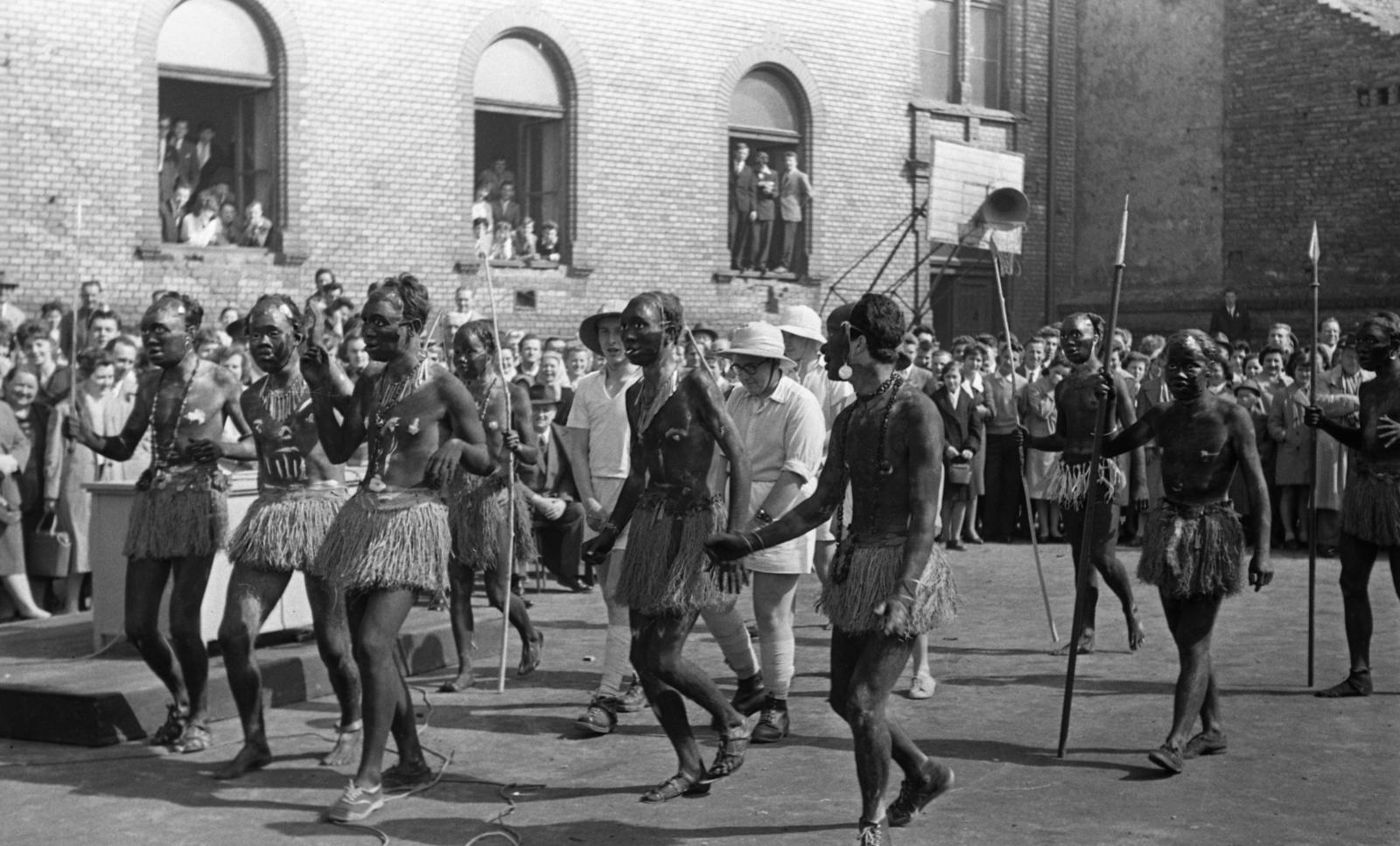 Magyarország, Budapest VIII., Tavaszmező utca 17., a felvétel a Kandó Kálmán Híradásipari és Műszeripari Technikum (később Óbudai Egyetem Kandó Kálmán Villamosmérnöki Kar) udvarán készült., 1961, Beszeda László Zoltán, Budapest, Fortepan #304269