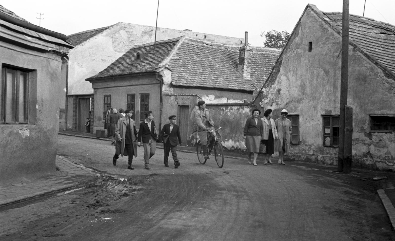 1960, Beszeda László Zoltán, house, bicycle, pedestrian, gable, Fortepan #304275