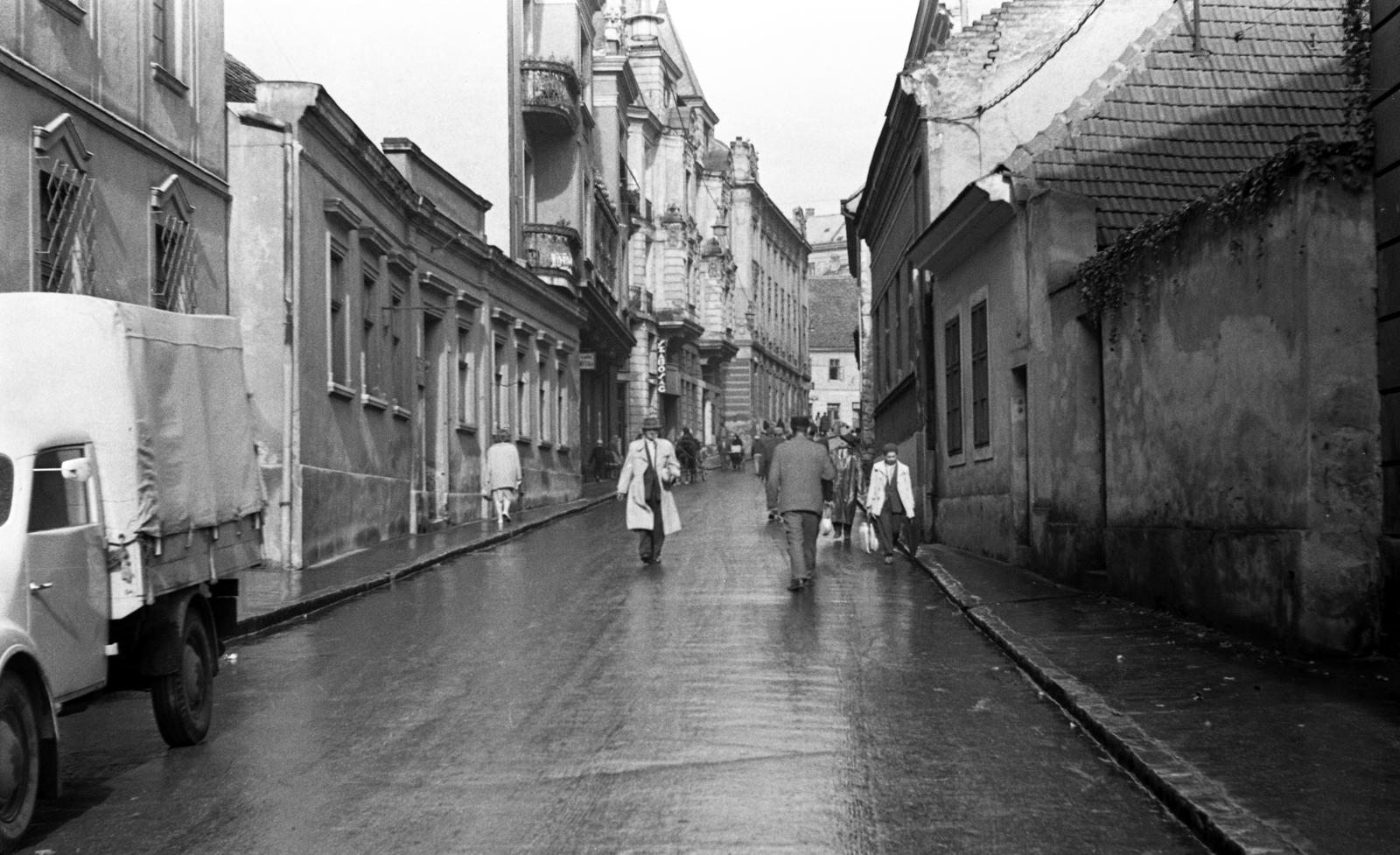 Magyarország, Pécs, Jókai utca, szemben távolabb a Jókai tér melletti épület látható., 1960, Beszeda László Zoltán, utcakép, Fortepan #304276