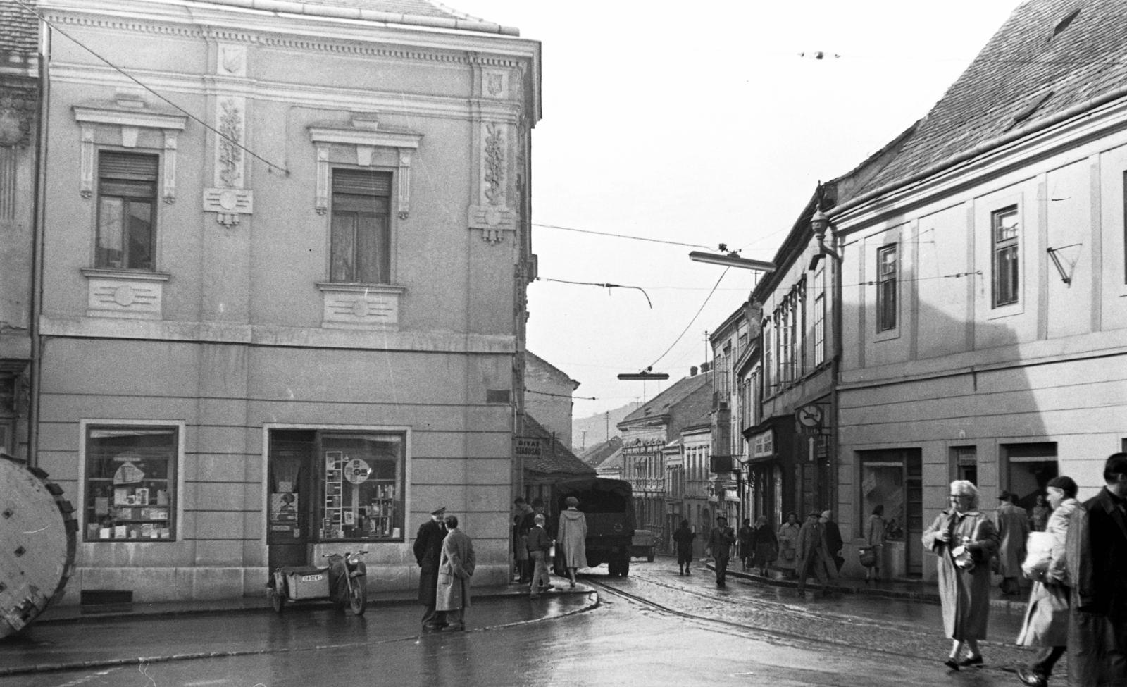 Hungary, Pécs, Jókai tér, szemben a Ferencesek utcája (Sallai utca)., 1960, Beszeda László Zoltán, motorcycle with sidecar, architectural ornament, Fortepan #304277