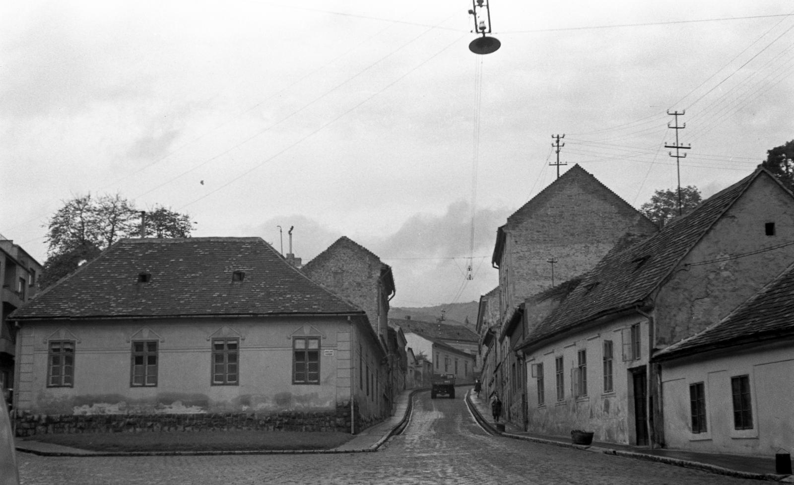 Hungary, Pécs, Alkotmány utca, a háztól balra a Sánc utca, szemben a Klimó György (Landler Jenő) utca, a jobb oldali házsort később a várfal helyreállításakor elbontották., 1960, Beszeda László Zoltán, house, disappeared, Fortepan #304279