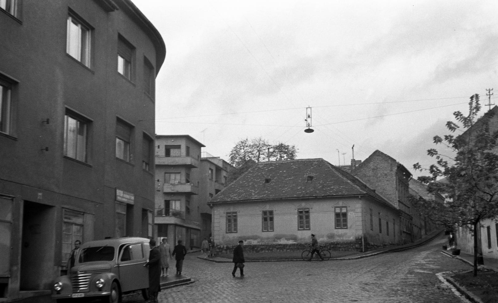 Magyarország, Pécs, Alkotmány utca, a háztól balra a Sánc utca, szemben a Klimó György (Landler Jenő) utca, a jobb oldali házsort később a várfal helyreállításakor elbontották., 1960, Beszeda László Zoltán, Fortepan #304280