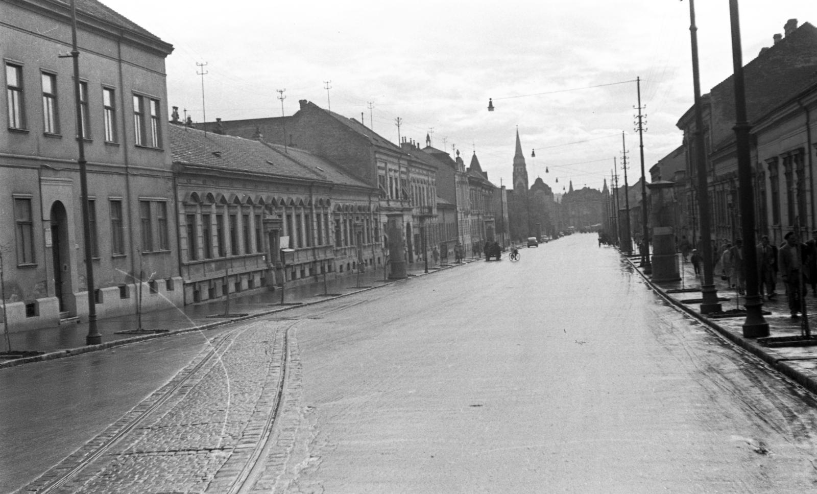 Hungary, Pécs, Szabadság utca a Rákóczi út közelében, szemben az Indóház tér (Lenin tér) , balra a Belvárosi Református templom, mögötte a vasútigazgatóság, ettől jobbra a vasútállomás épülete látható., 1960, Beszeda László Zoltán, street view, Fortepan #304281