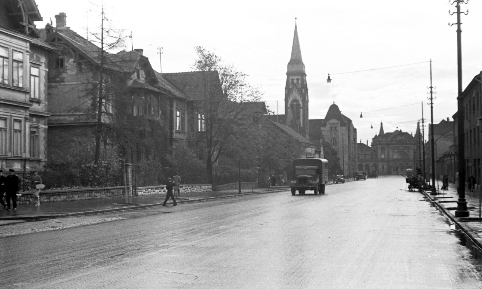 Hungary, Pécs, Szabadság utca a Kaffka Margit utca és Indóház tér (Lenin tér) közötti szakasza, balra a Schlauch villatelep házai, szemben a Belvárosi Református templom, mögötte a vasútigazgatóság, ettől jobbra a vasútállomás épülete látható., 1960, Beszeda László Zoltán, street view, Fortepan #304282