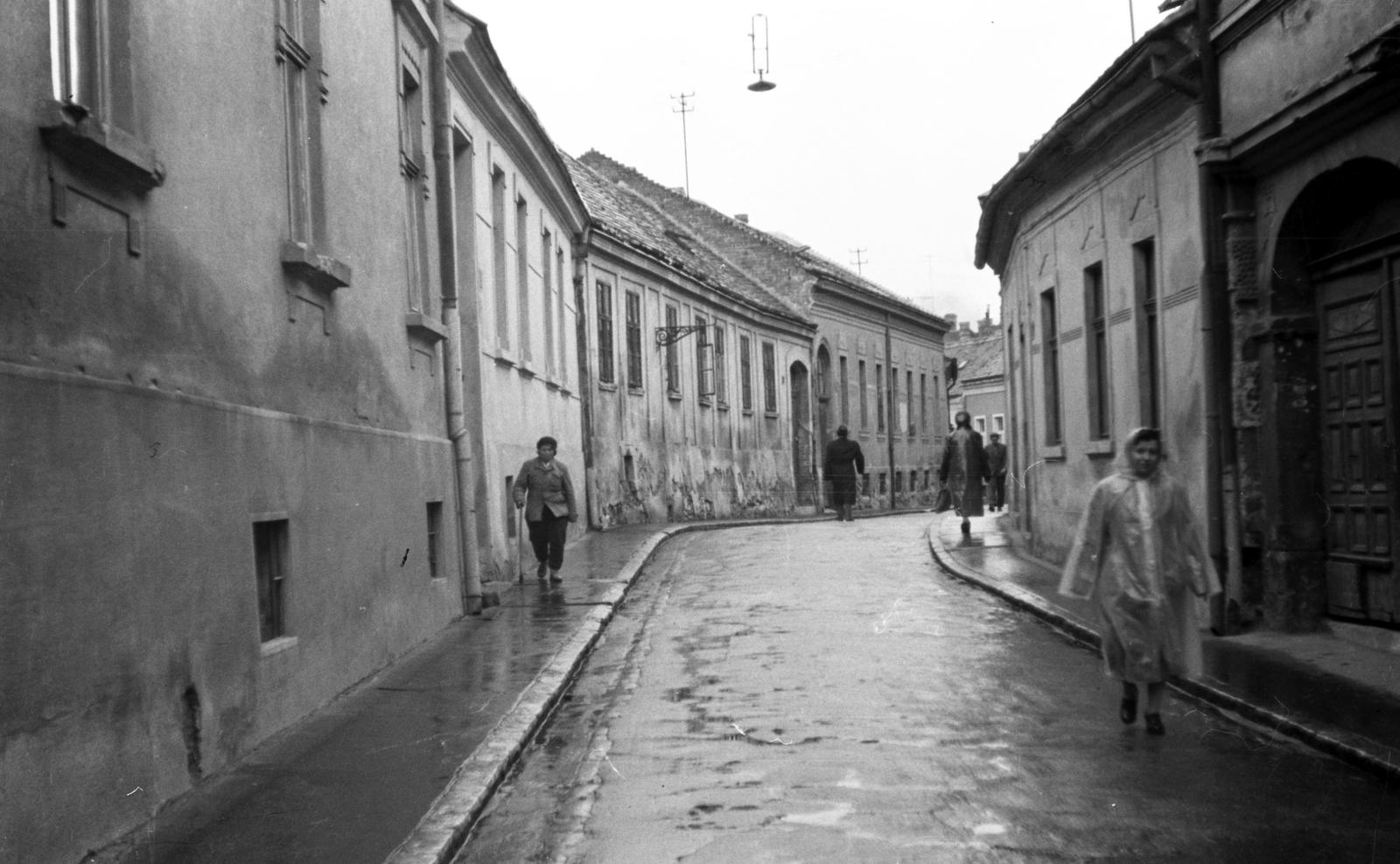 Magyarország, Pécs, Teréz utca, a felvétel a Jókai (Jókai Mór) utca közelében készült., 1960, Beszeda László Zoltán, utcakép, Fortepan #304287